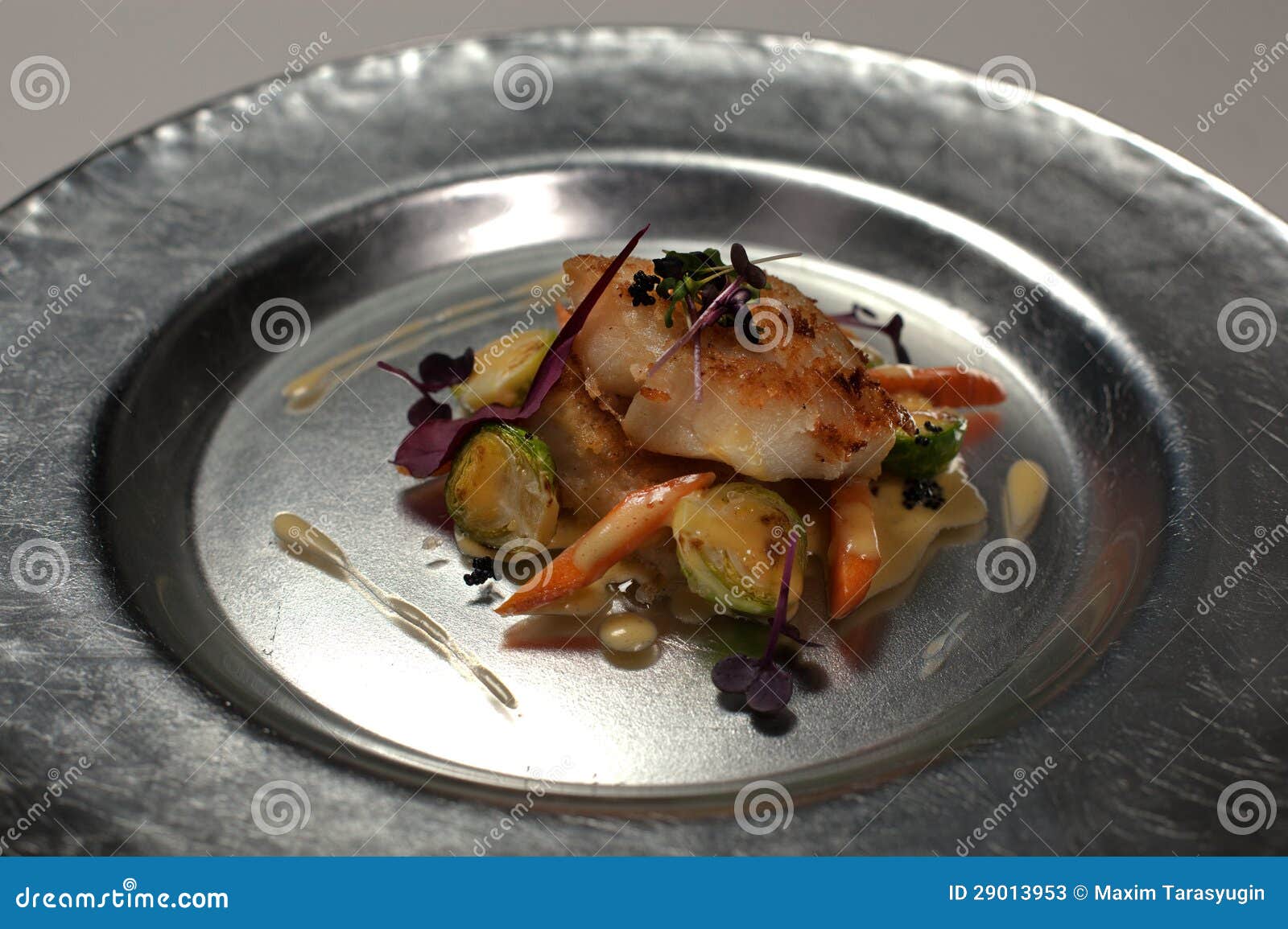 Halibut, imagen de archivo. Imagen de patatas, pescados 29013953