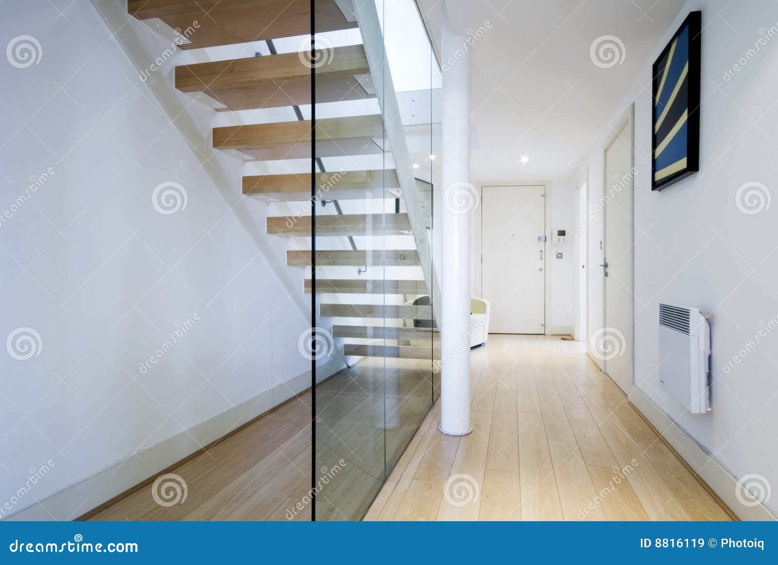 Vue de hall d'entrée d'escalier en spirale photo stock image ...