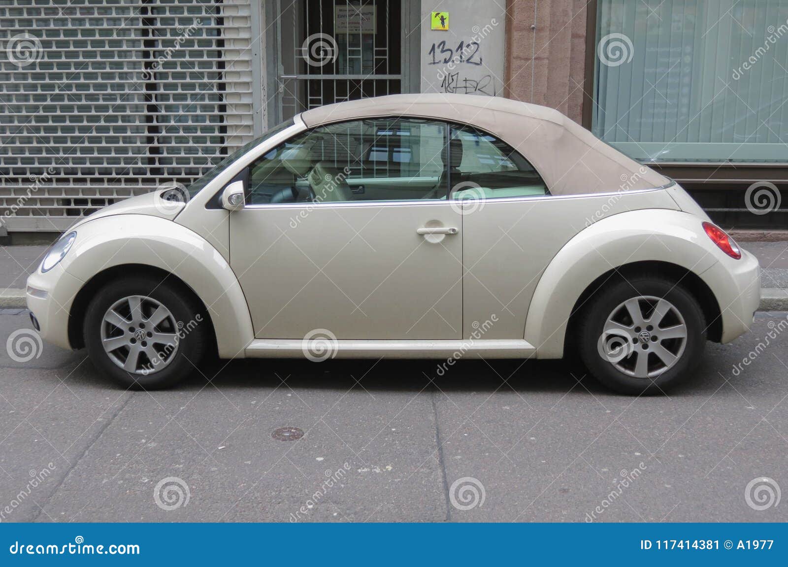 Off White Volkswagen New Beetle Cabrio Editorial Photo - bright: 117414381