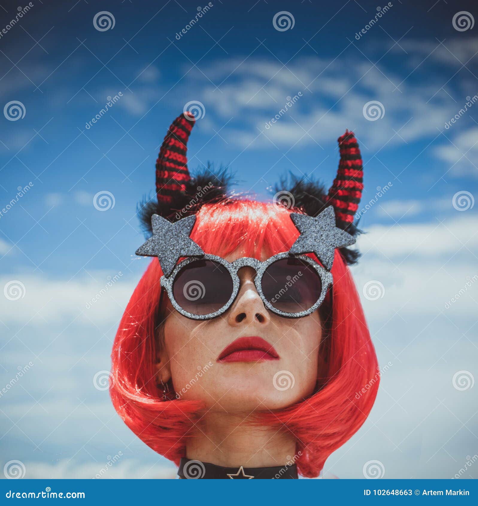 Halloween Портрет Красивой Девушки В Красном Парике С Концом-Вверх.