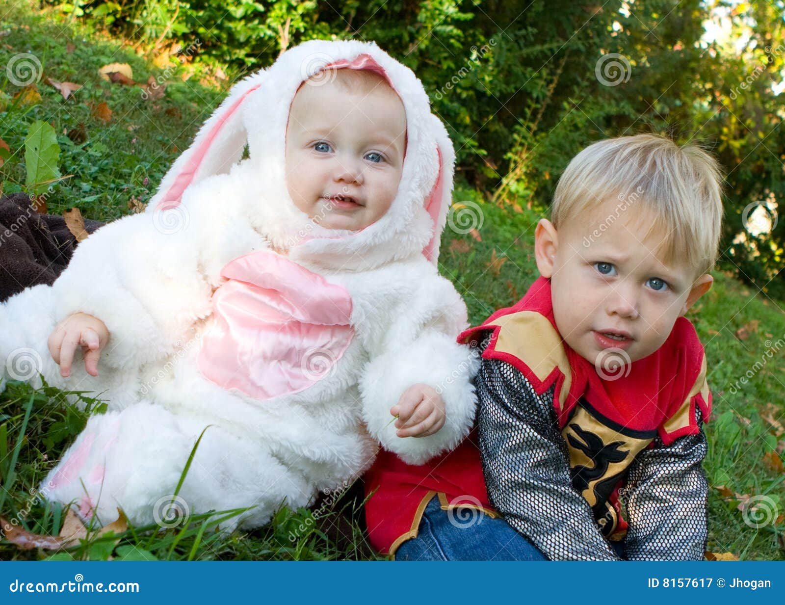 Ein Bruder eine Schwester in ihrem Halloween-Kostüm