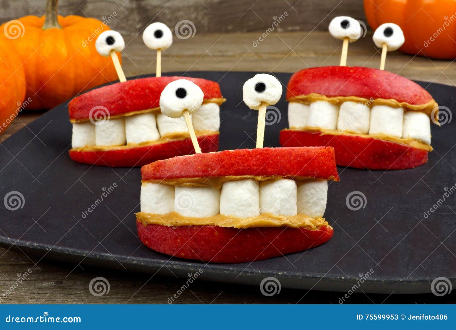 Halloween-Apfel, Eibisch, Erdnussbutter-Monsterzahnsnack Stockbild ...