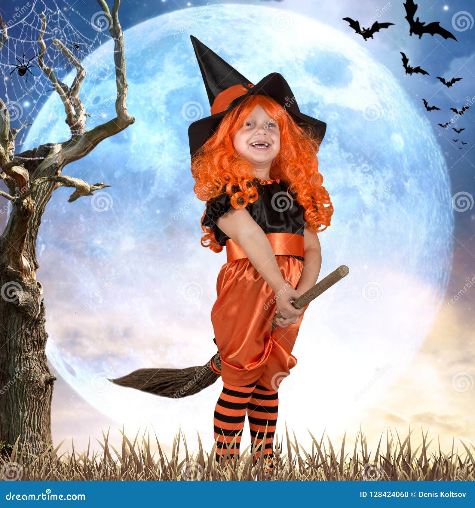 Halloween Bambina Nel Volo Della Strega Del Costume Su Una Scopa Attraverso  Il Cielo Fotografia Stock - Immagine di halloween, fantasia: 128424060