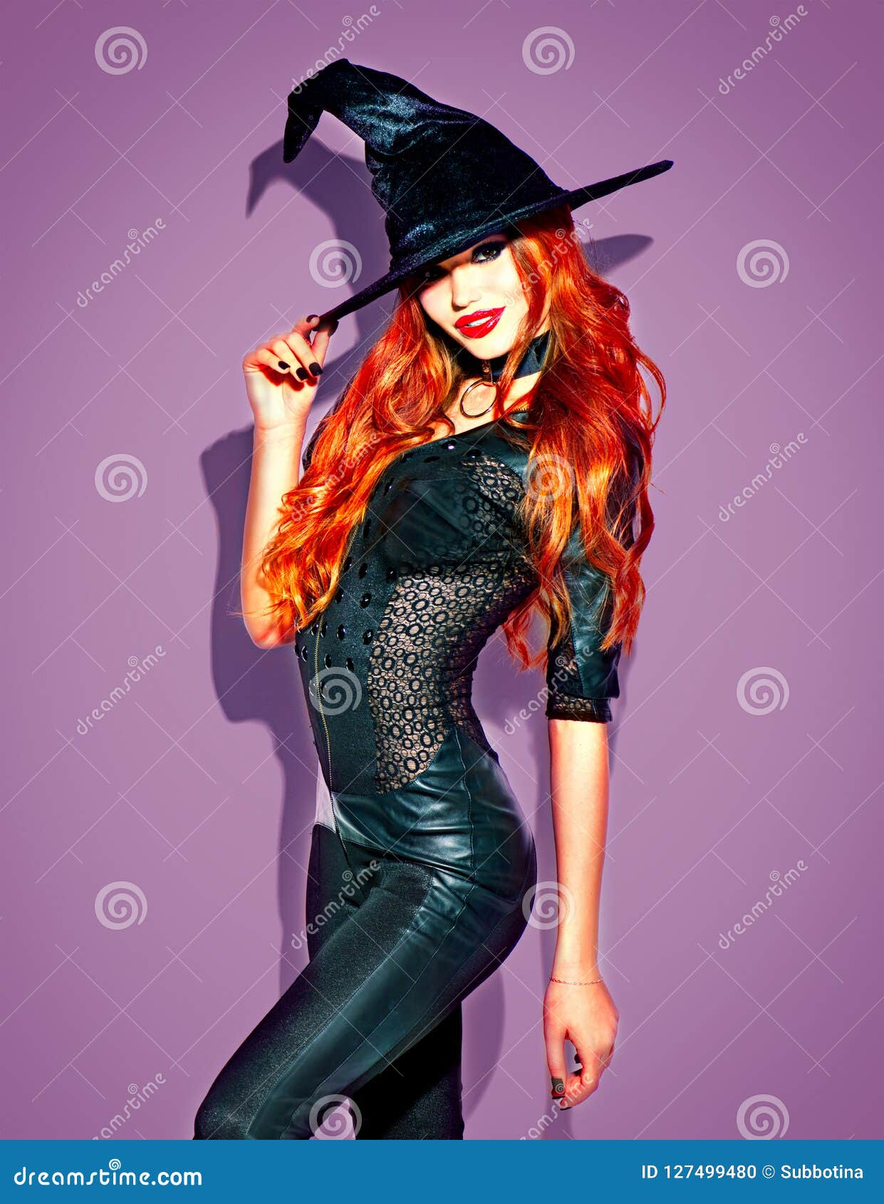 Linda jovem bruxa com lindo cabelo iridescente