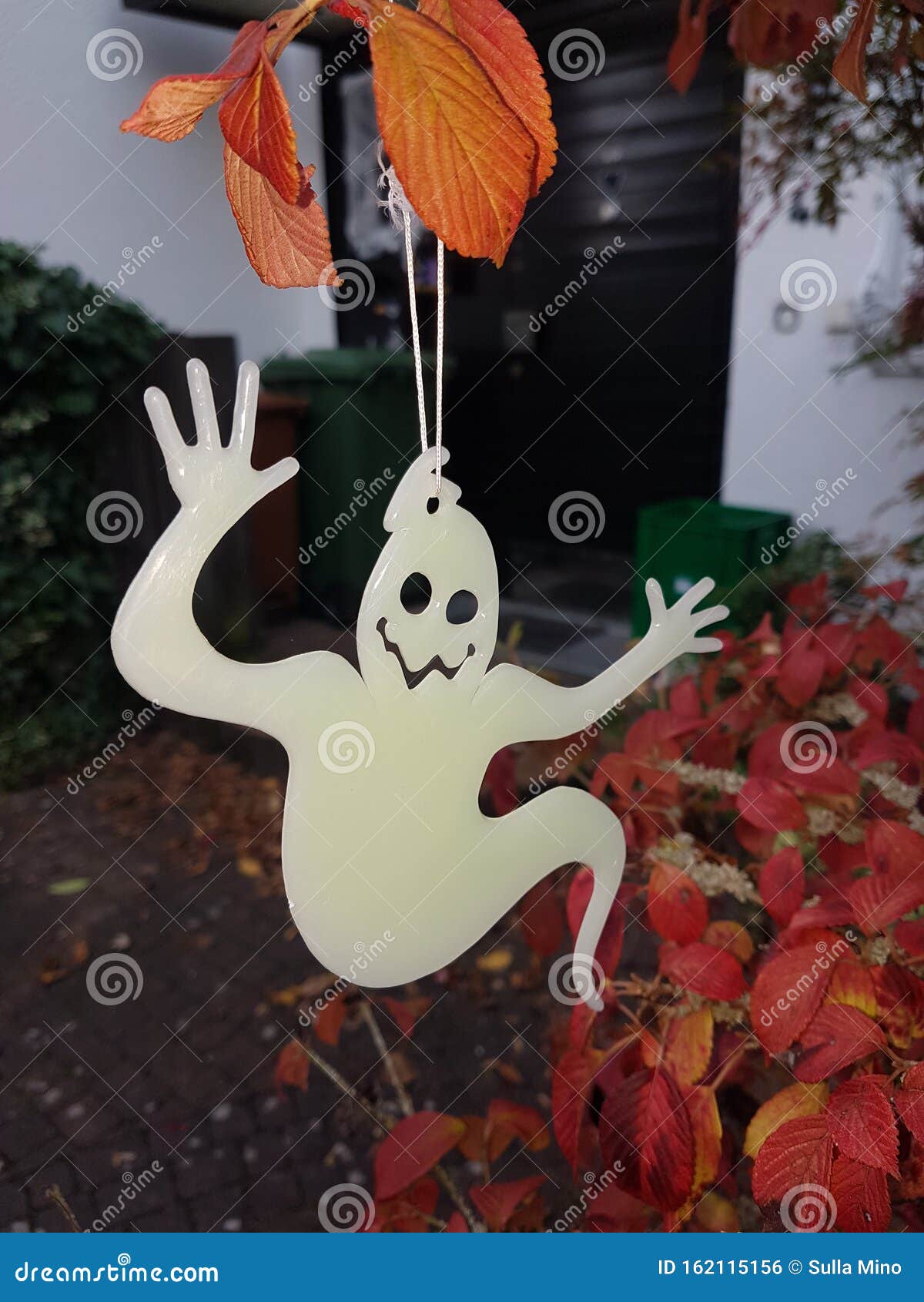 Evaluatie Geen Beschuldiging Halloween Decoratie in De Tuin Stock Foto - Image of eend, beige: 162115156