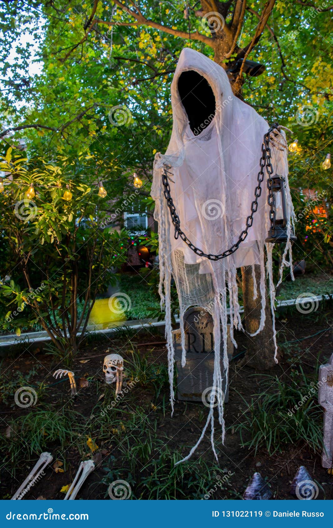 boerderij Stoel combineren Halloween-Decoratie Met Spook in Een Tuin Tijdens Hallowee Wordt Gemaakt  Die Stock Afbeelding - Image of vakantie, achtergrond: 131022119