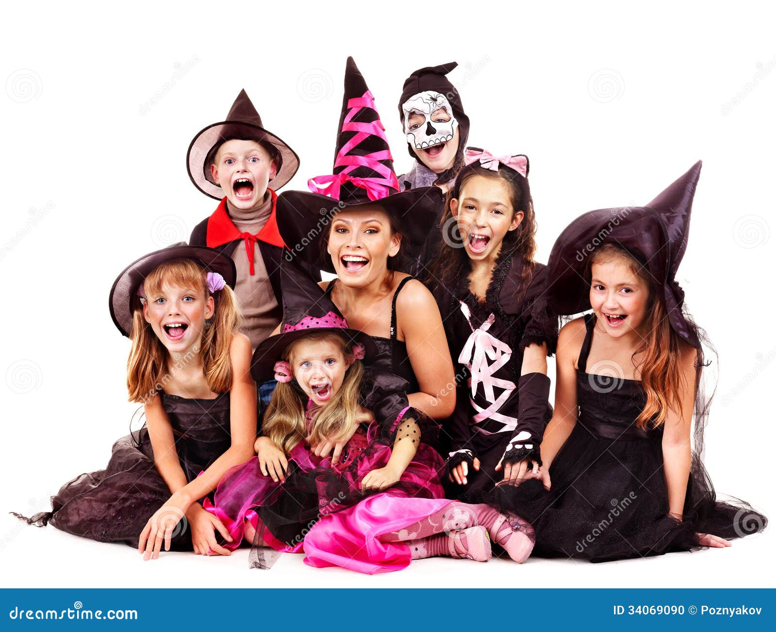 Halloween-Partei mit dem Gruppenkind, welches das Schnitzen des Kürbises hält. Halloween-Partei mit den Gruppenkindern, die das Schnitzen des Kürbises halten.