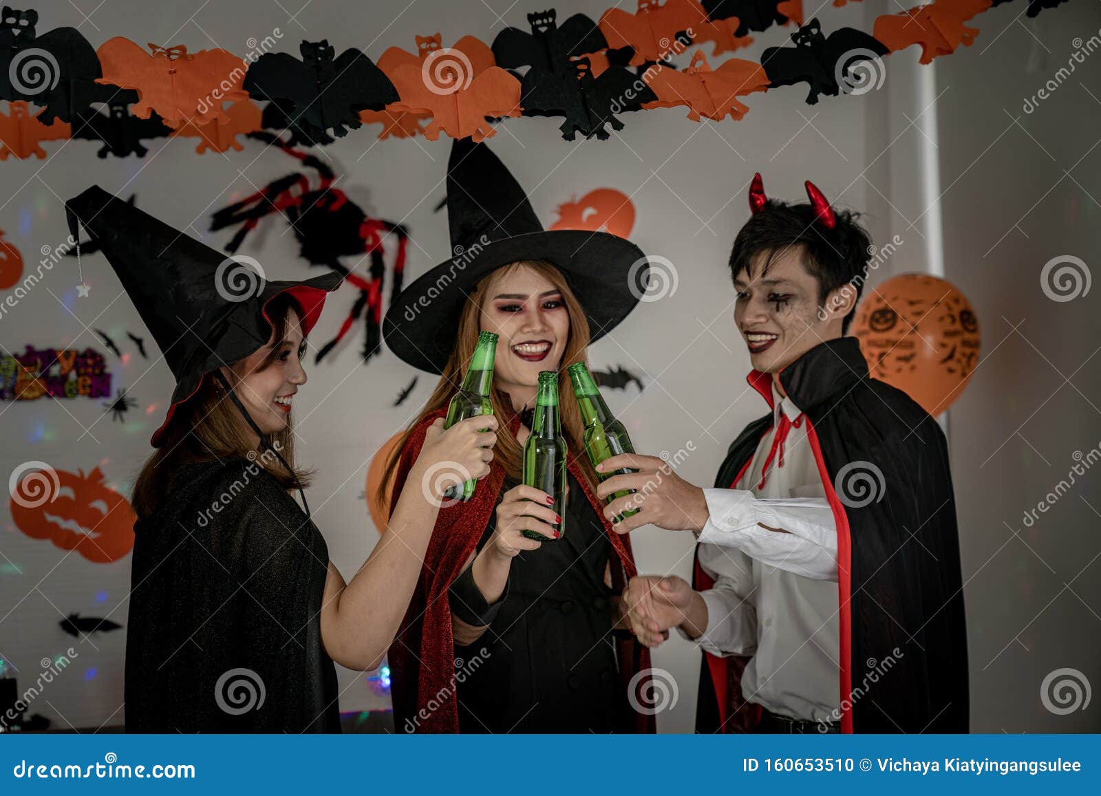 Halloween Party Trinkt Bier Stockfoto - Bild von steckfassung, laterne:  160653510