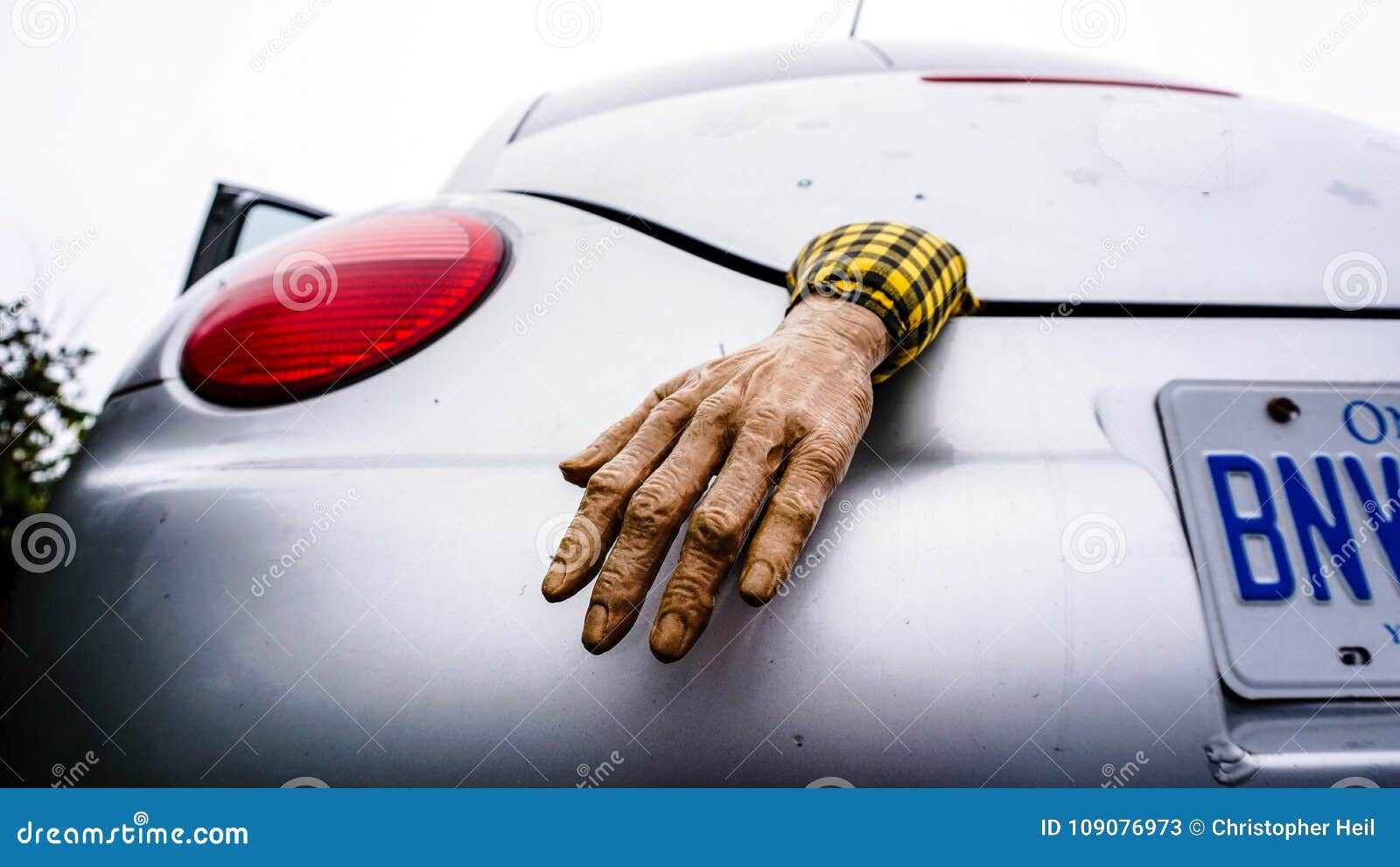 Halloween-Plastikhand, Die Aus Einen Autokofferraum Herauskommt Stockbild -  Bild von auszug, fotographie: 109076973