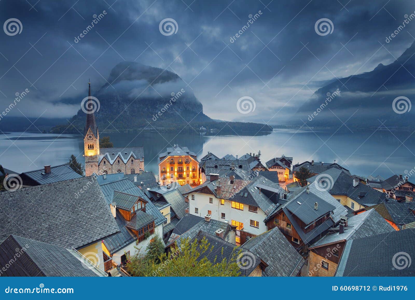 Hallstatt, Autriche. Image de village alpin célèbre Halstatt pendant l'heure bleue crépusculaire