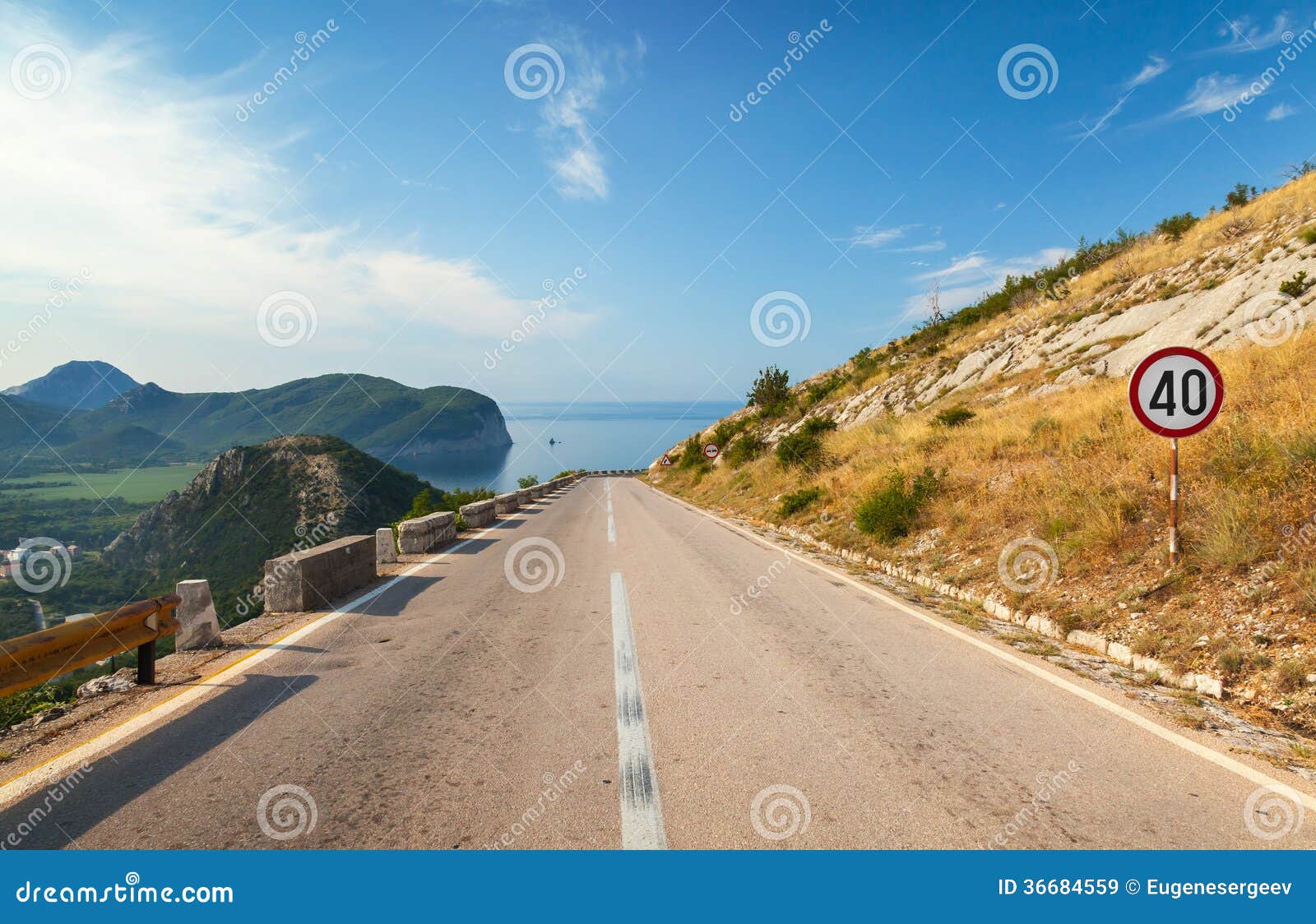 Halna autostrada z prędkości ograniczenia znakiem. Montenegro