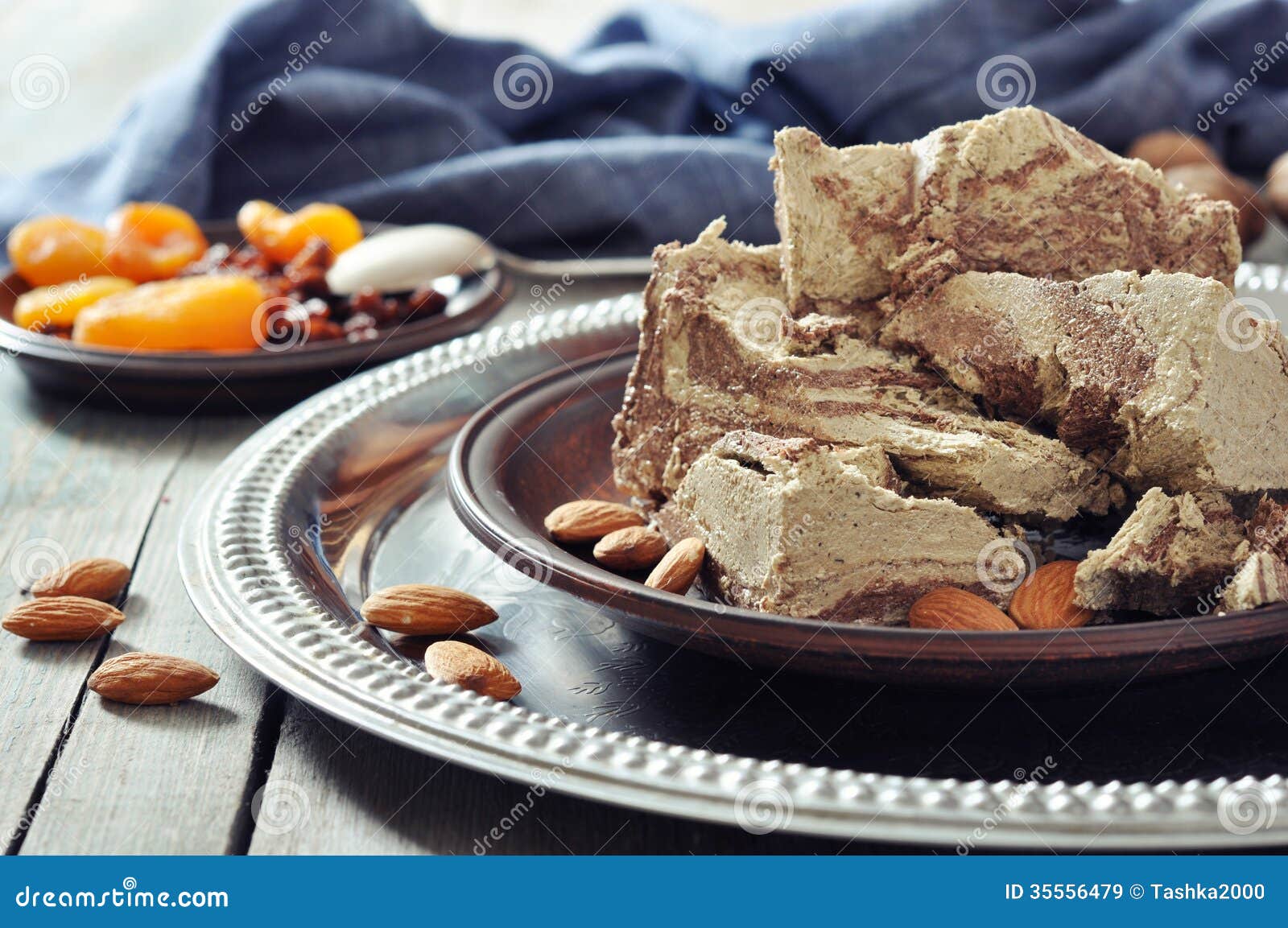 Halva con las almendras imagen de archivo. Imagen de placa 35556479