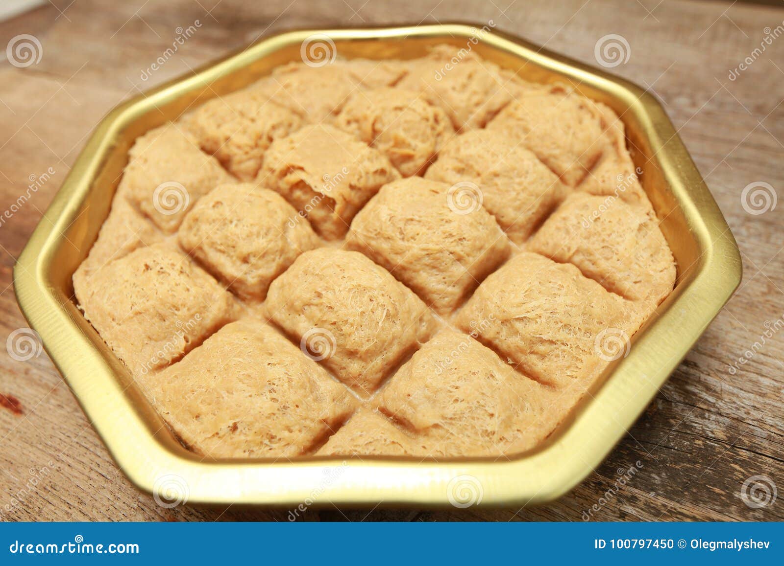 Halva Turc De Tahini Dans Une Table En Bois De Pot De Fer Photo stock