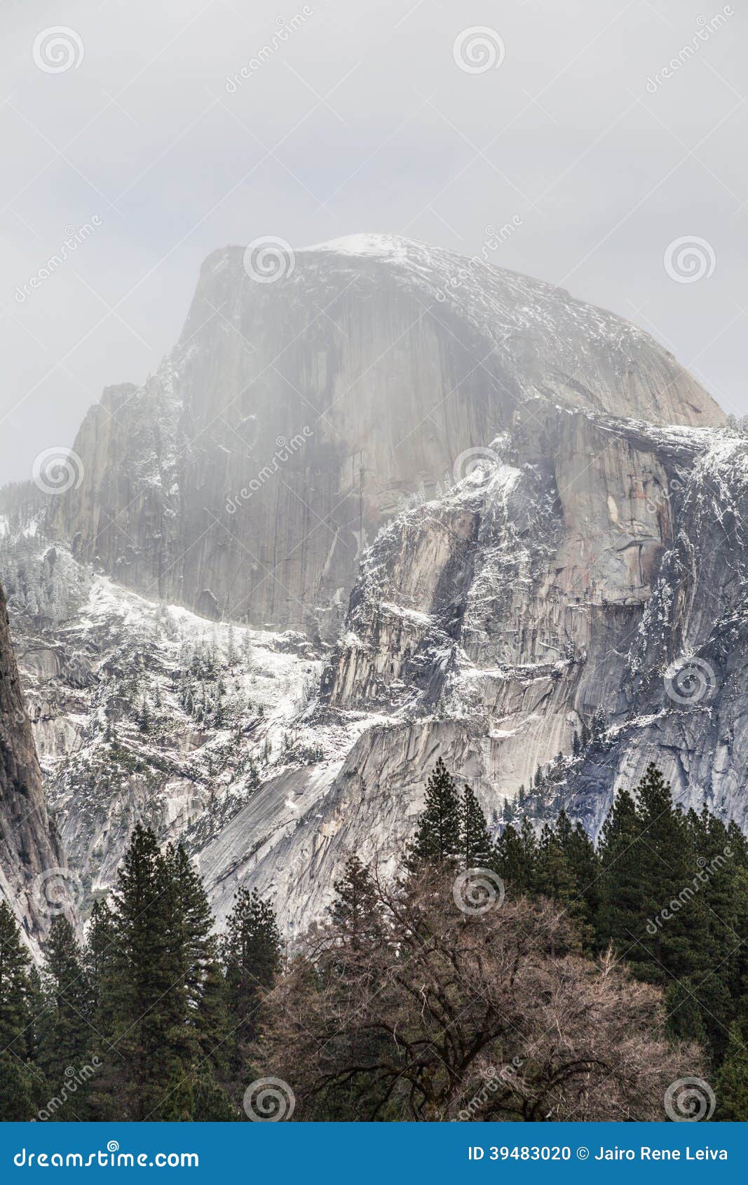 Halve Koepel en mist III. Yosemite Nationaal Park, granietklippen, rivieren, watervallen, koepels en het mooie die landschap door gletsjer wordt gevormd. A moet zien bestemming reizen.