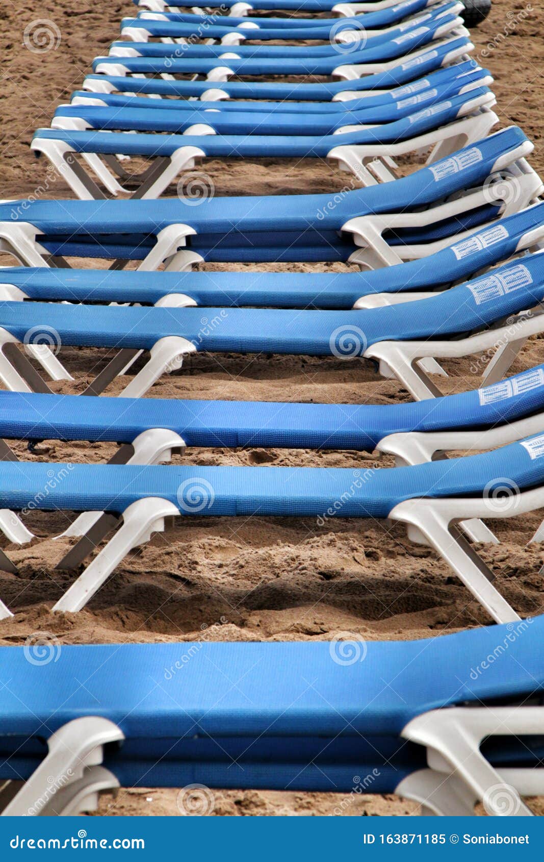 Mutuo Convención Hermanos Hamacas Azules Alineadas En La Playa De Levante En Benidorm Imagen  editorial - Imagen de cielo, alineado: 163871185