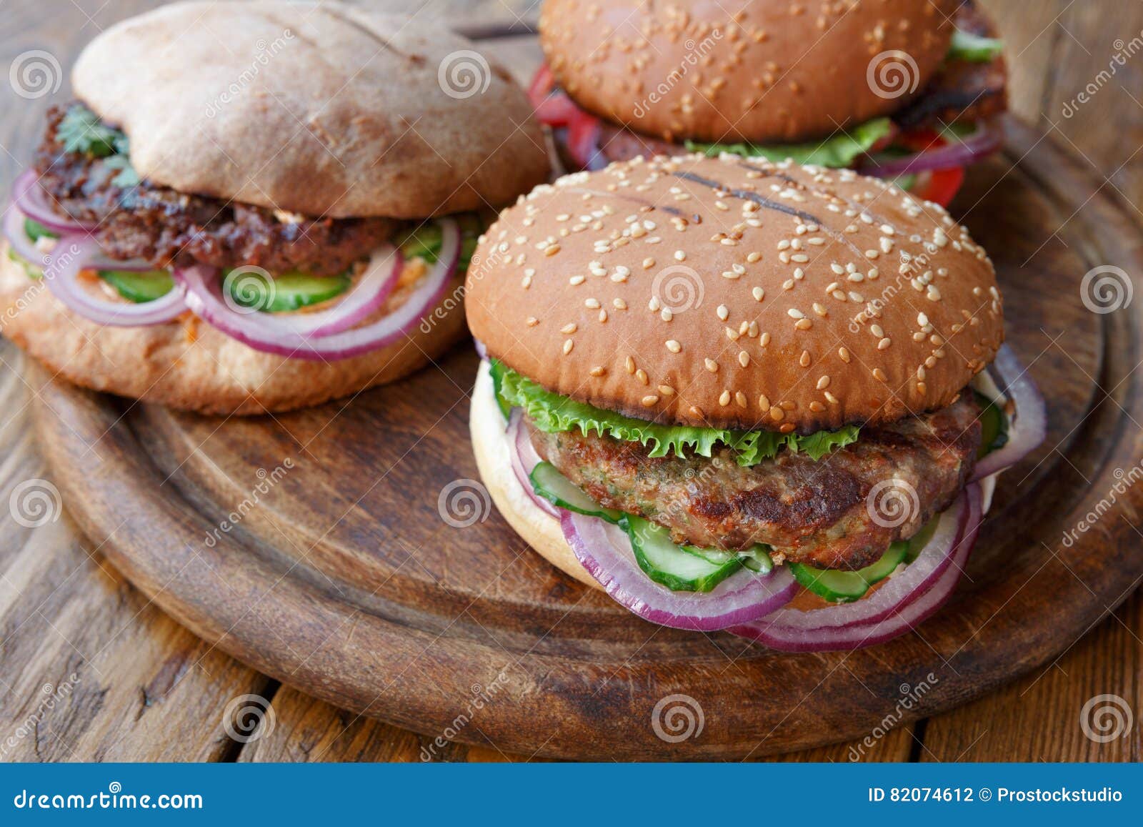 Hamburger Americani Classici Alimenti A Rapida Preparazione Su Fondo Di Legno Fotografia Stock Immagine Di Pasto Griglia