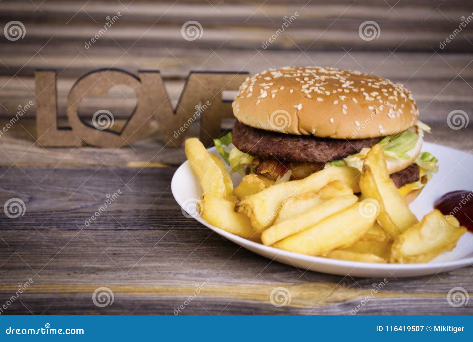 Hamburger Do Fast Food Com Batatas Fritas Imagem de Stock Imagem de