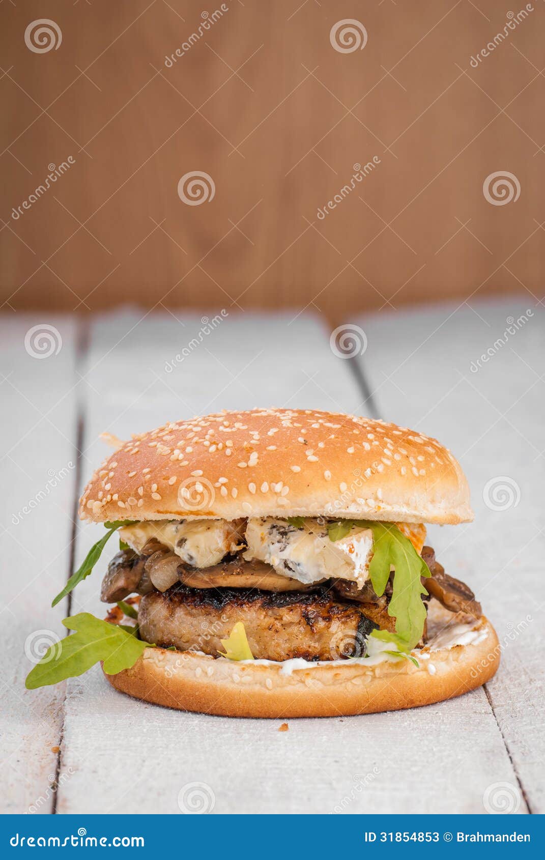 Hamburger Mit Blauschimmelkäse Stockbild - Bild von rucola, abendessen ...