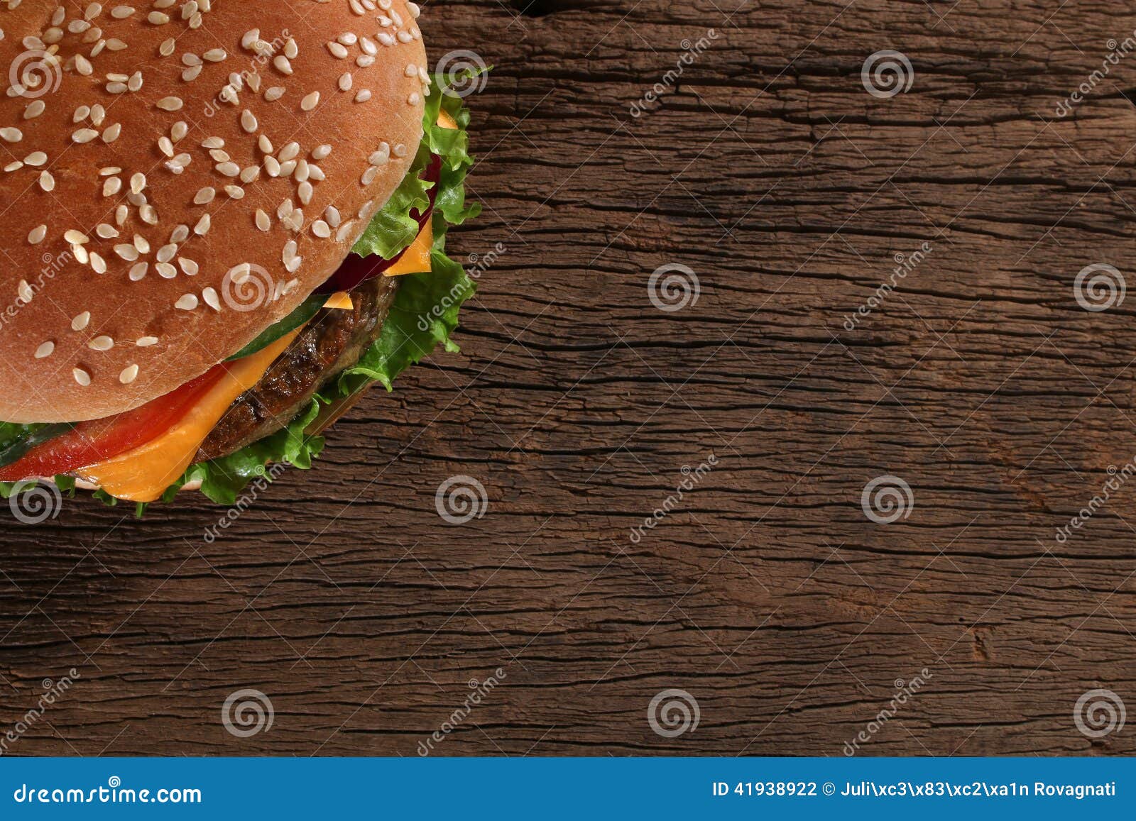 Hamburger saboroso no fundo de madeira Espa?o para o texto