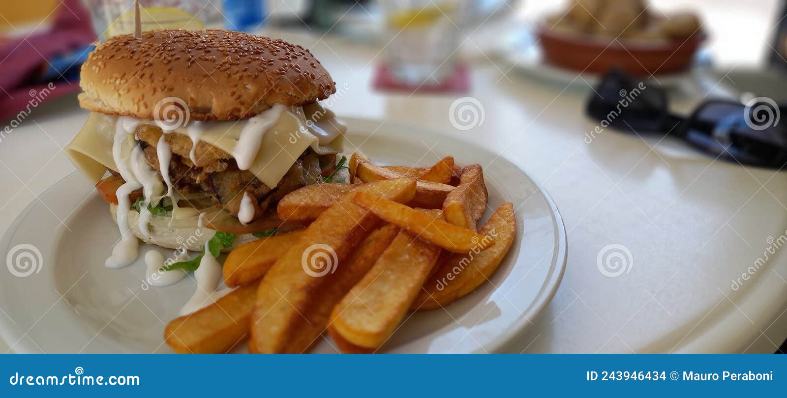 hamburger vegano con melanzane fritte e patatine