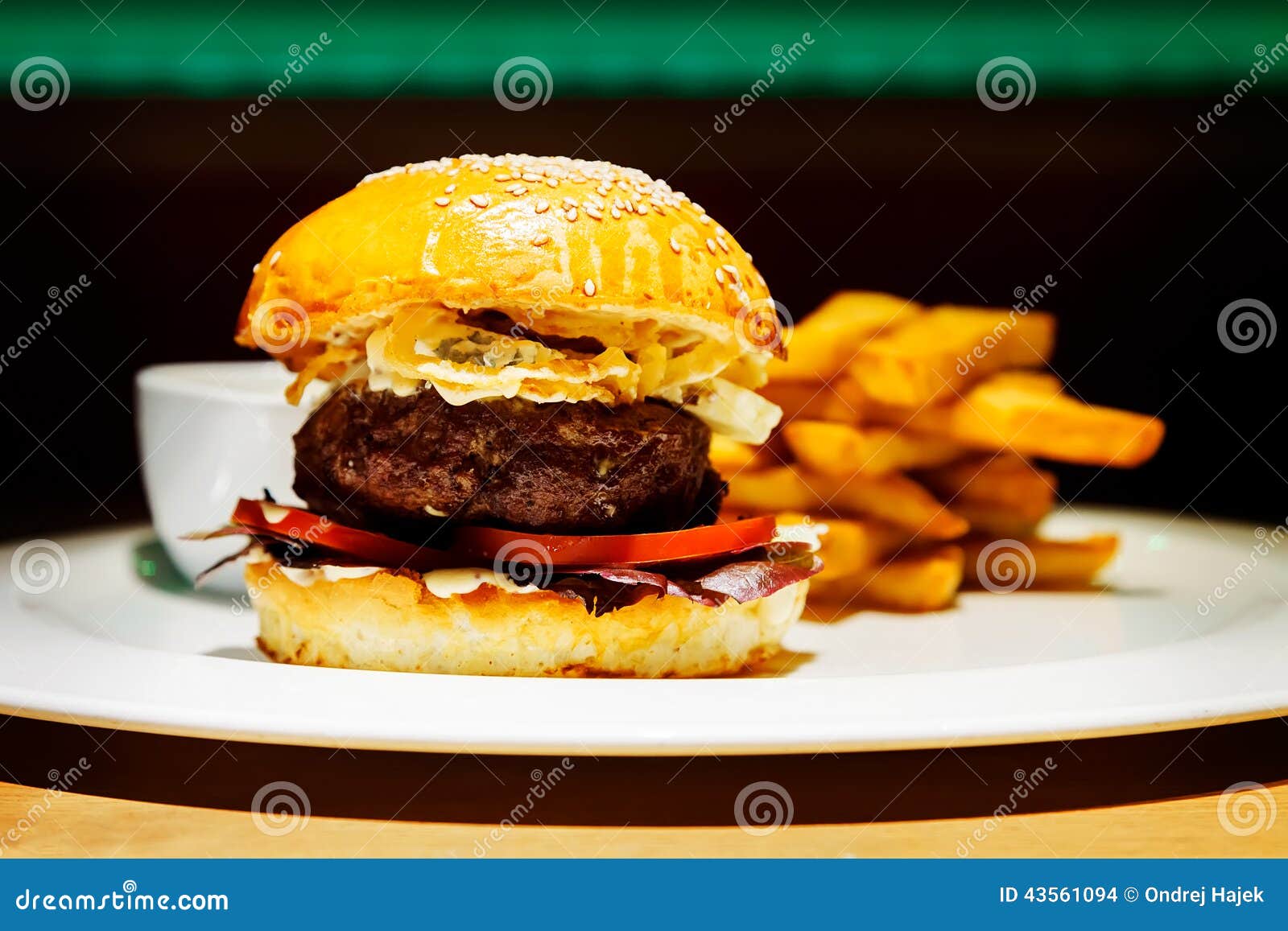 Um hamburguer saboroso da carne com queijo azul no restaurante agradável do clube
