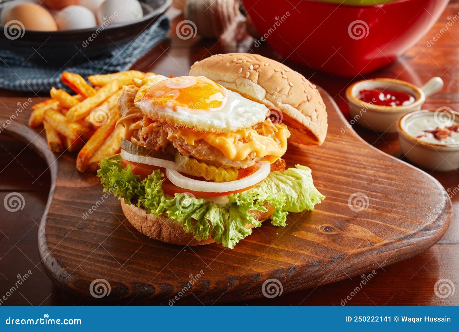 Hamburguesa De Pollo Crujiente Con Huevo Soleado Y Patatas Fritas Servidas En Un Plato Aislado A 