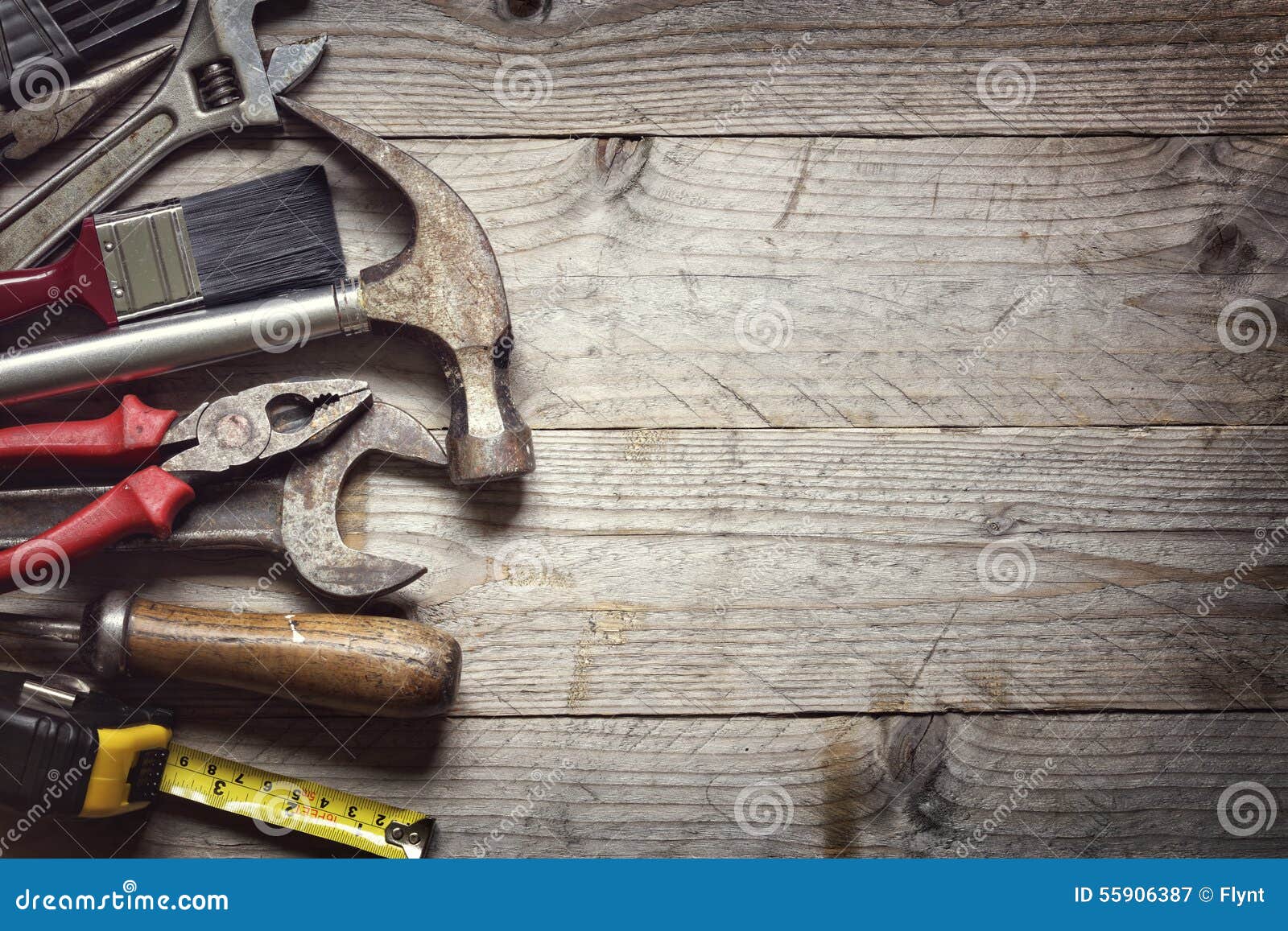 Hammer auf dem Fenster stockbild. Bild von ausrüstung