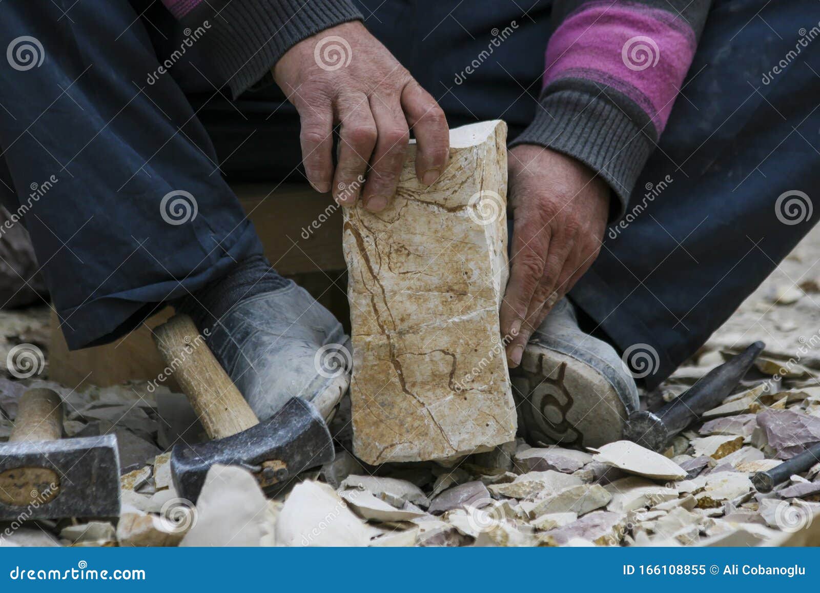 With Hammer and Murch, Stonebreaking Workers ` Hands in Turkeyy Stock