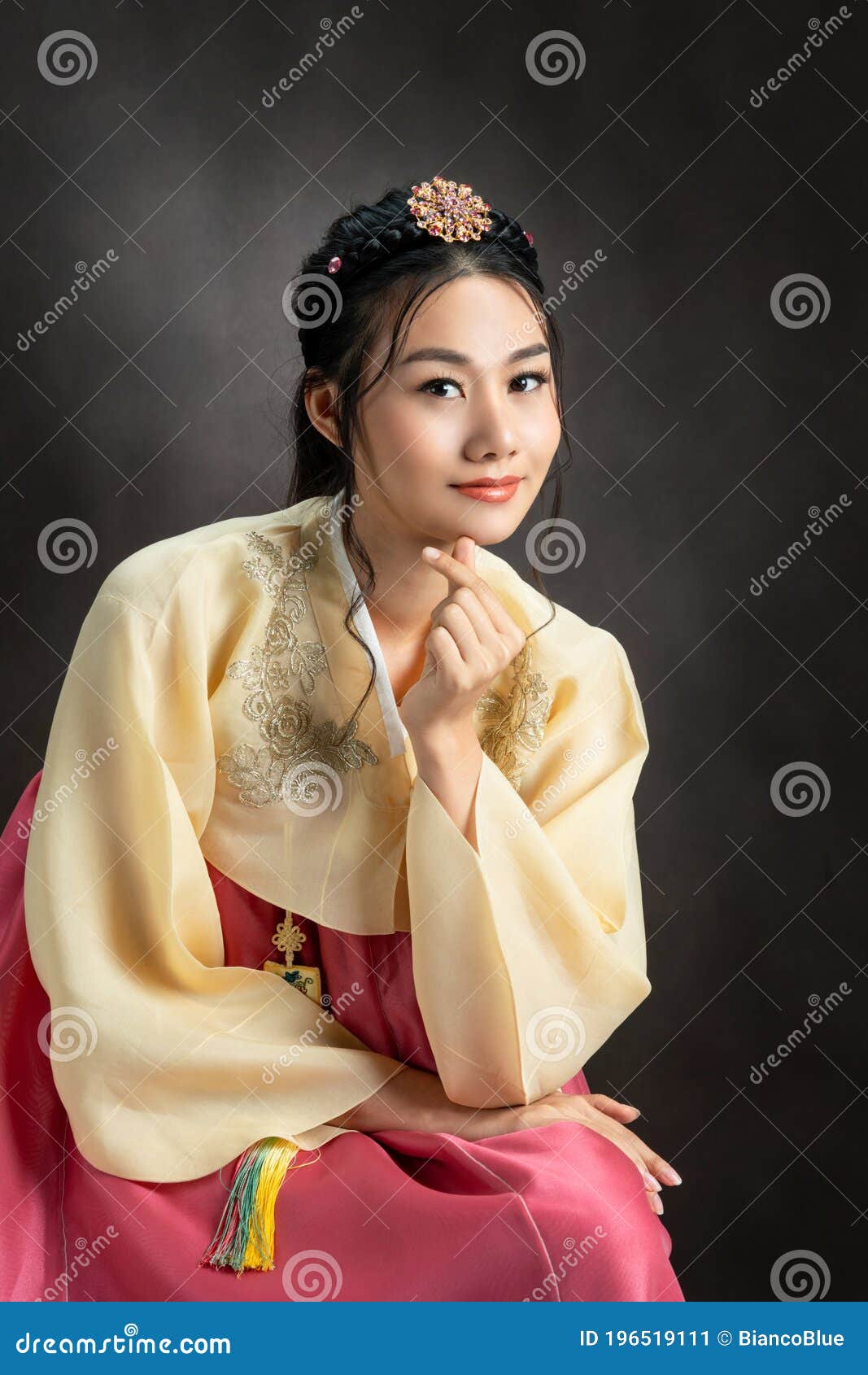 Hanbok, Mujer Coreana Vestida Con Traje Tradicional Coreano Imagen archivo Imagen de actitud, negro: 196519111