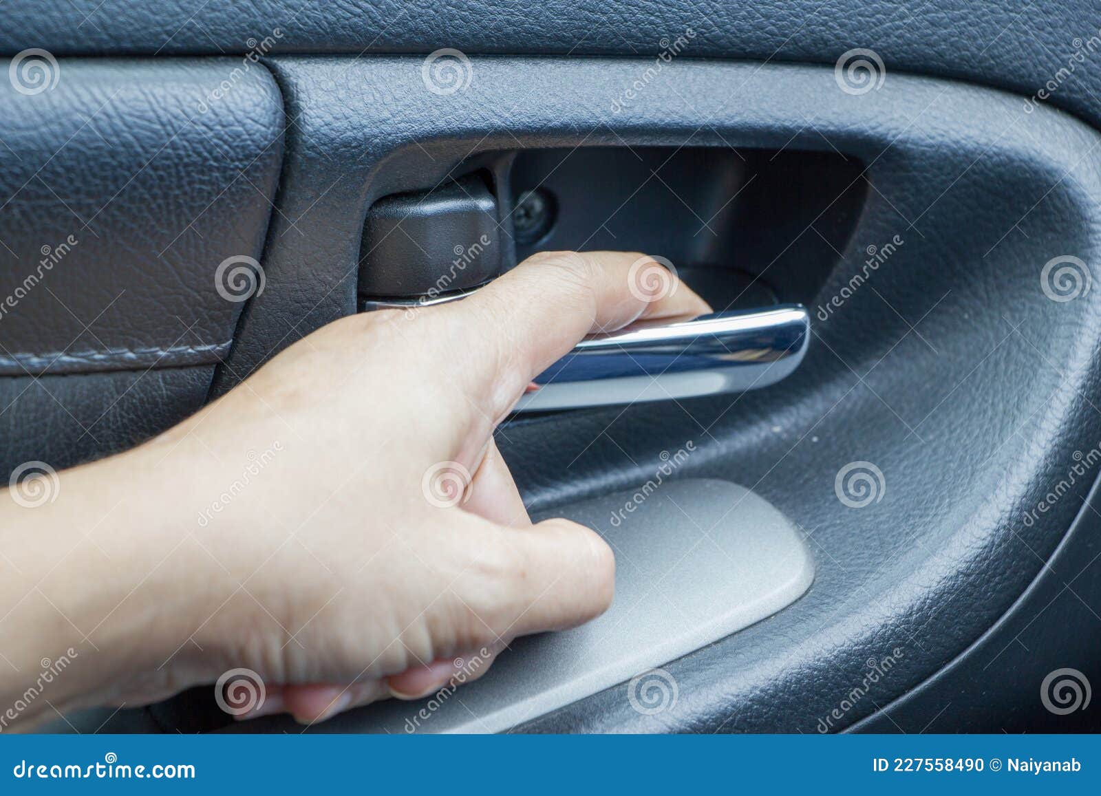 Hand, Die Autoinnentürgriff, Öffnende Autotür Zieht. Nahaufnahme