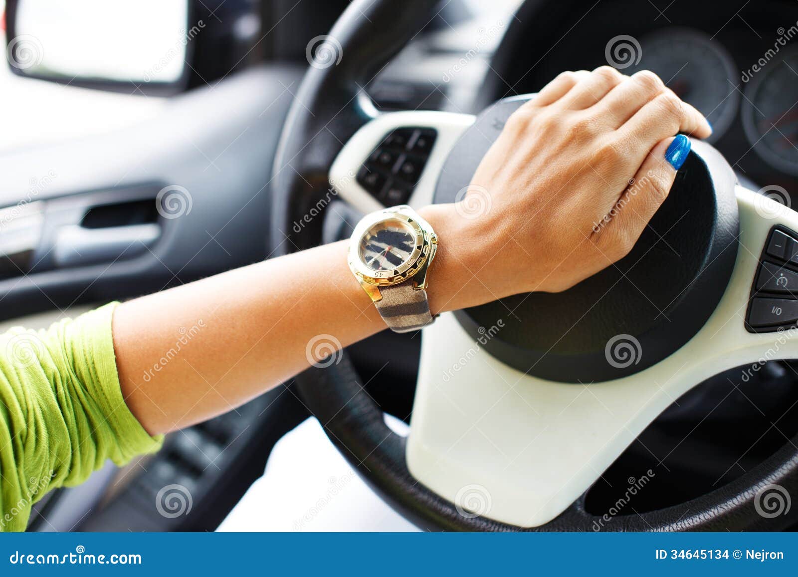 Hand auf einer Autohupe stockfoto. Bild von erwachsener - 34645134