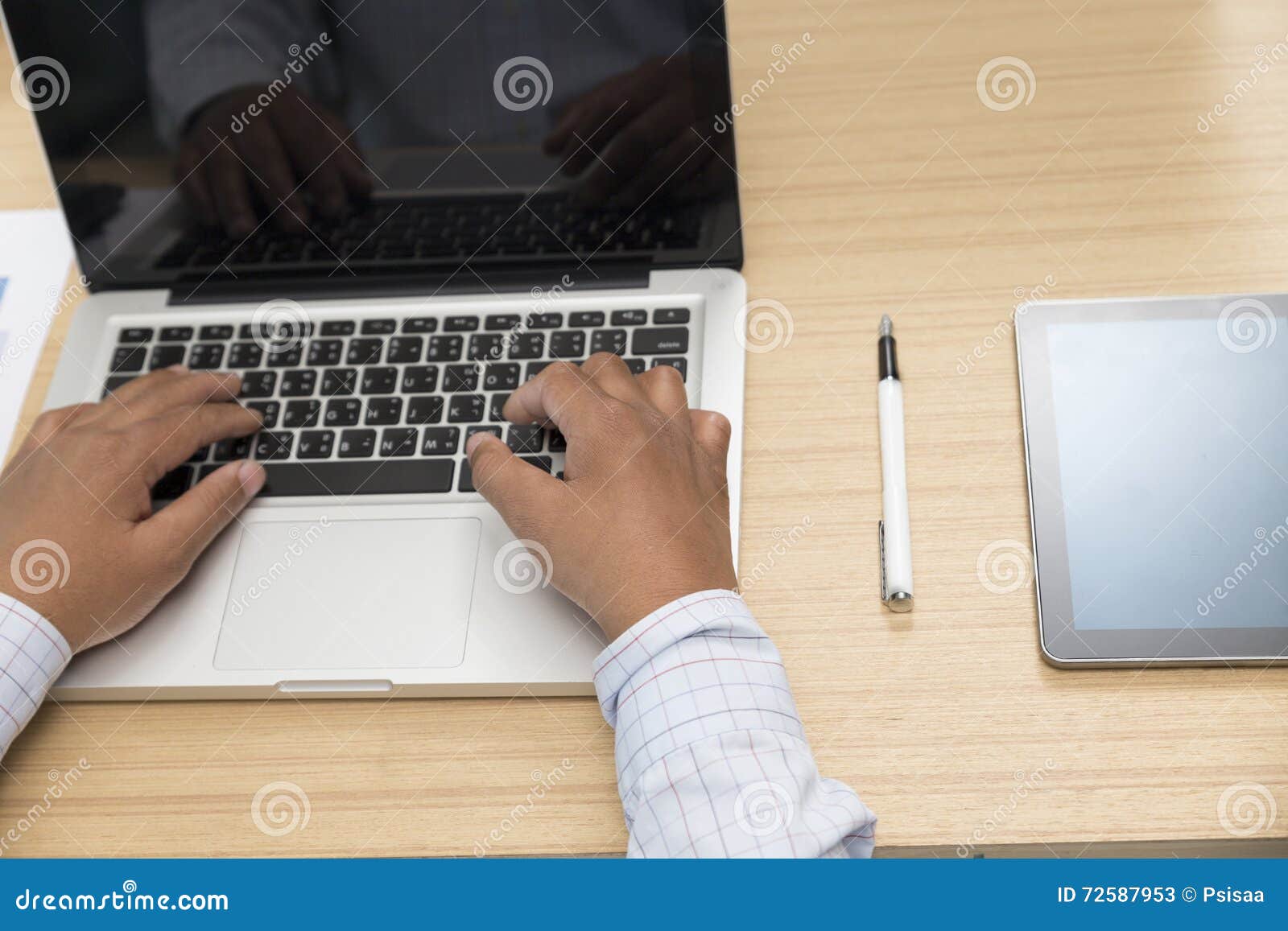 Hand Auf Mit Digitaler Tablette, Stift Und Dokument