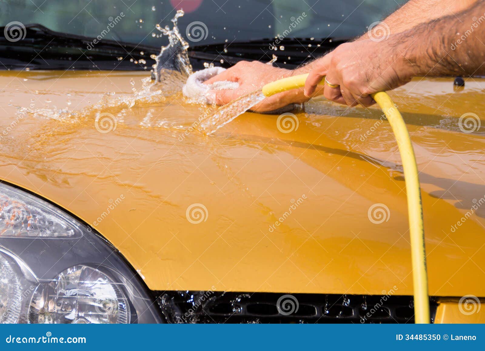 Hand Mit Grünen Mikrofasertuch Autoinnenreinigung. Lizenzfreie Fotos,  Bilder und Stock Fotografie. Image 85359188.