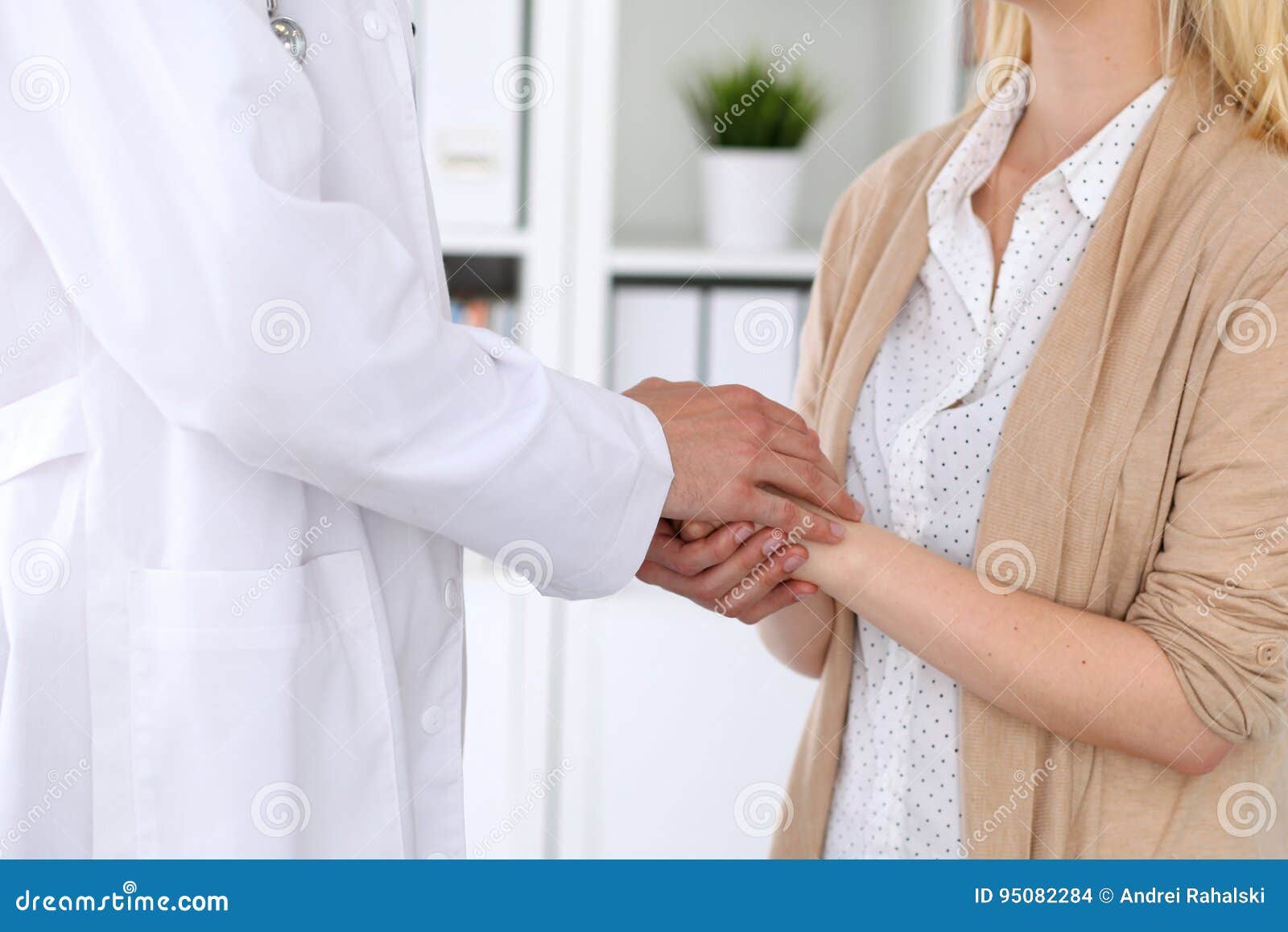 Доверие пациента. Доверие к врачу. Руки врача и пациента. Доктор внушающий доверие.