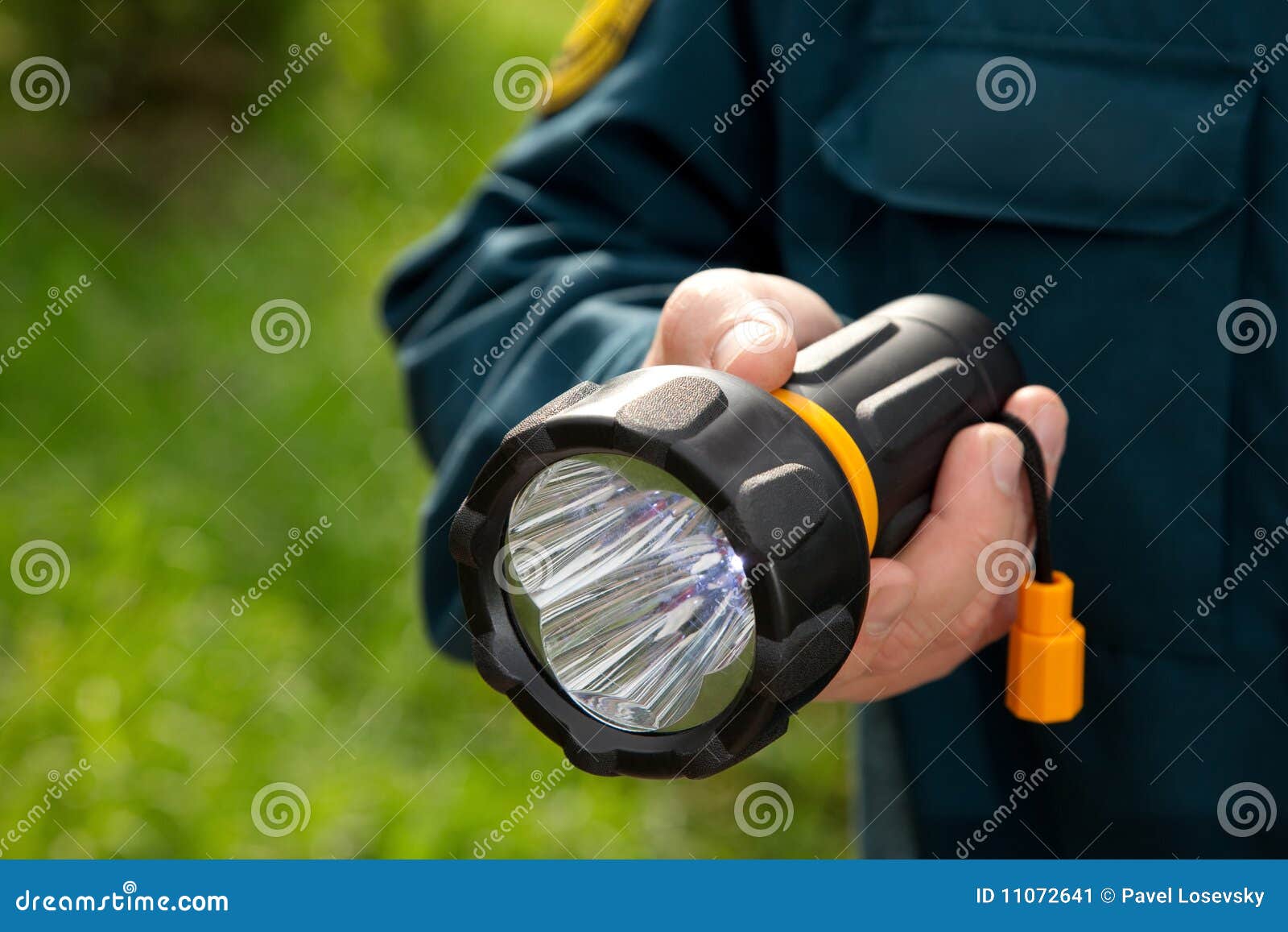 https://thumbs.dreamstime.com/z/hand-flashlight-11072641.jpg