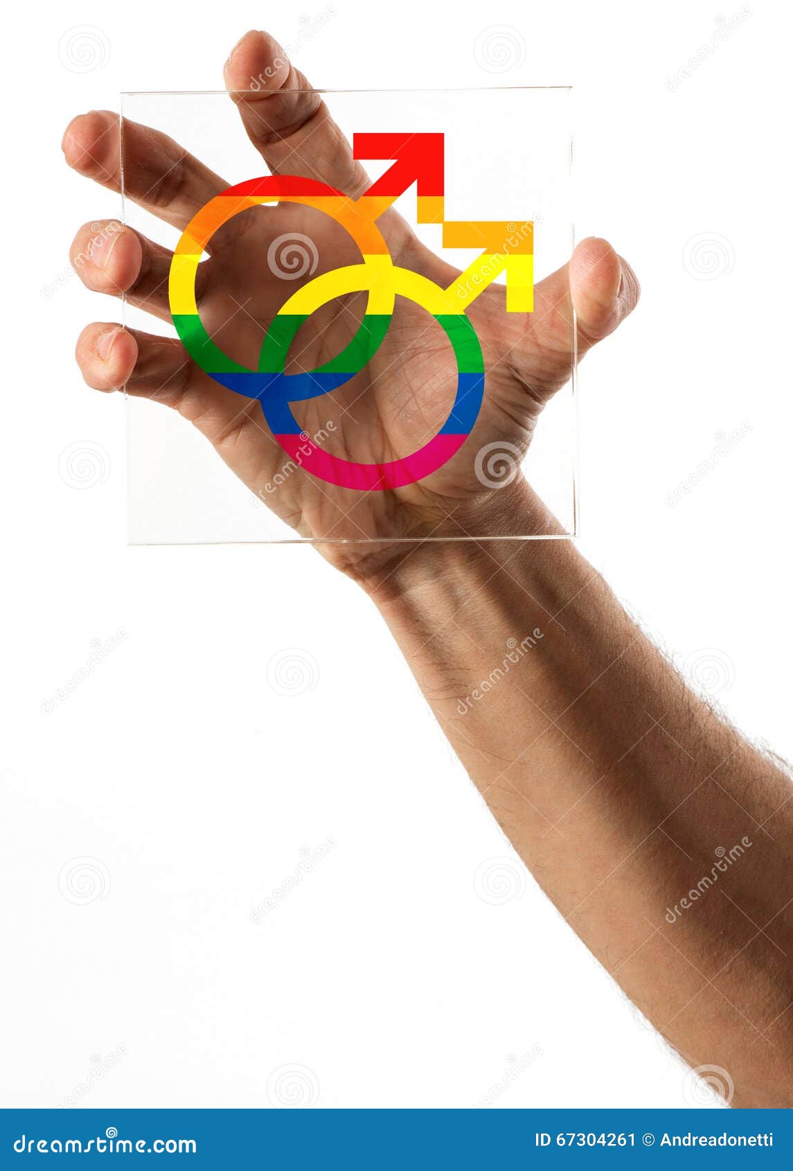 Hand halten Glas mit Symbolen der homosexuellen Ehe. Einzelne menschliche Hand, die eine quadratische Glasplatte mit Symbolen der homosexuellen Ehe in der Mitte auf lokalisiertem Hintergrund greift