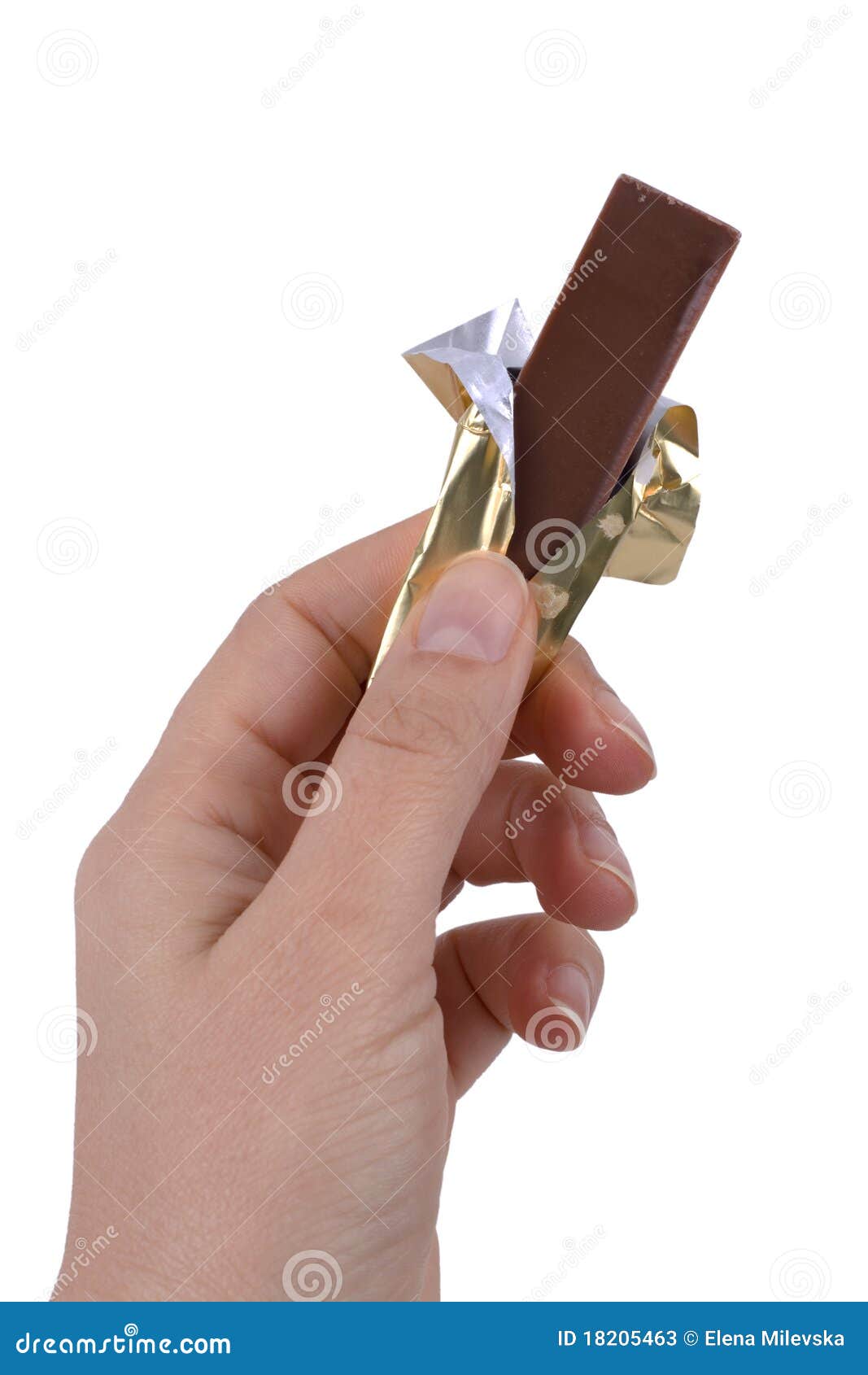 Дядя тянет руку в руке шоколадка. Протянутая рука с шоколадкой. Шоколадка в руке.