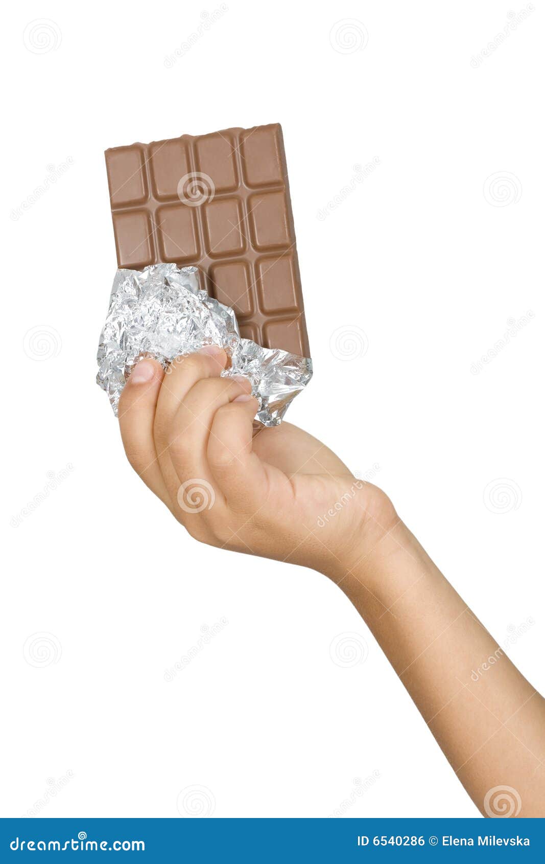 Дядя тянет руку в руке шоколадка. Шоколадка в руке. Кусок шоколадки в руке. Батончик в руке. Шоколадка в ладонях.