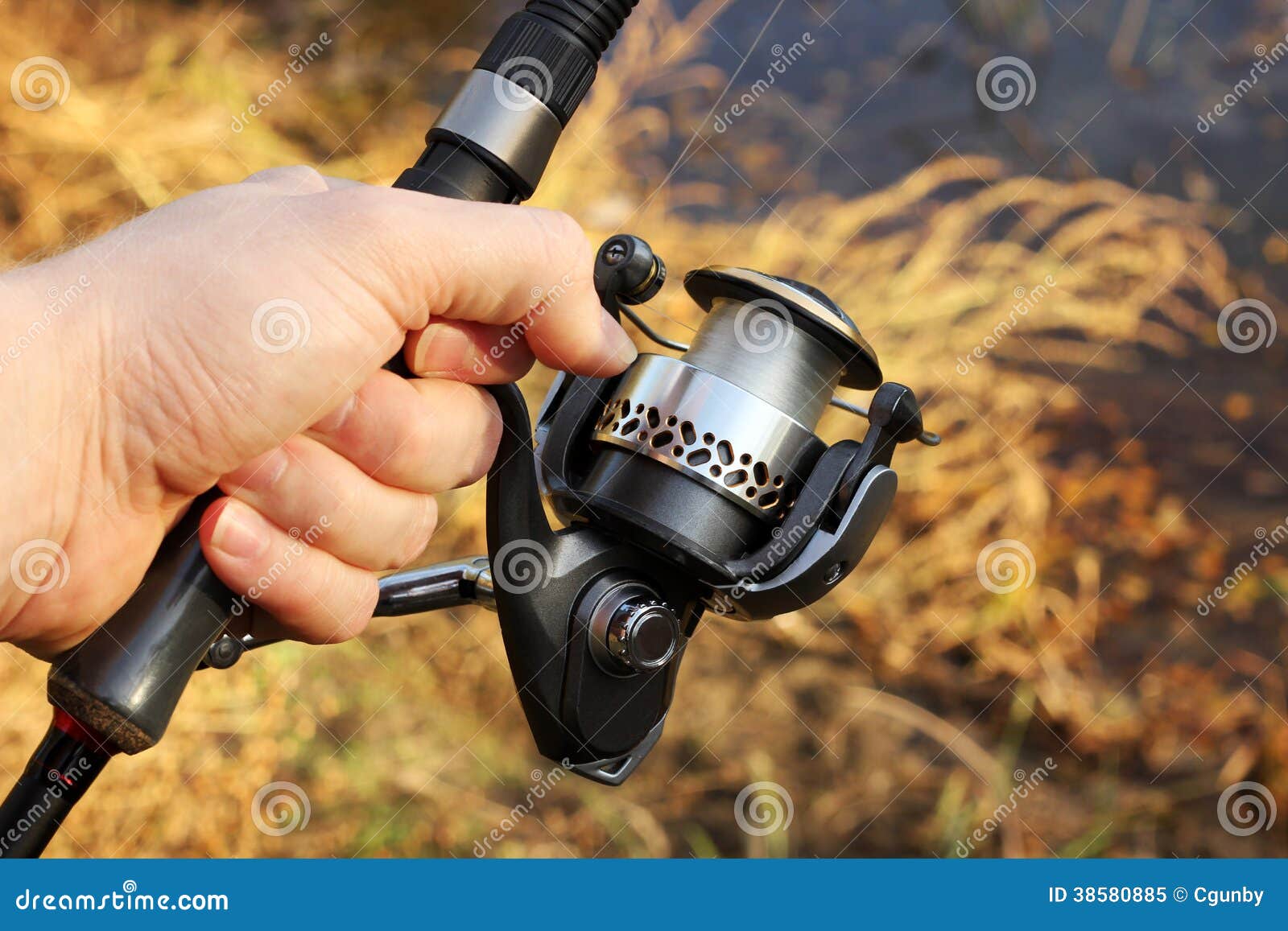 https://thumbs.dreamstime.com/z/hand-holding-fishing-pole-fishing-reel-close-up-38580885.jpg