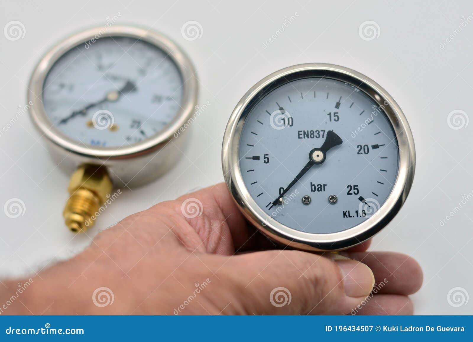 hand holding a pressure gauge