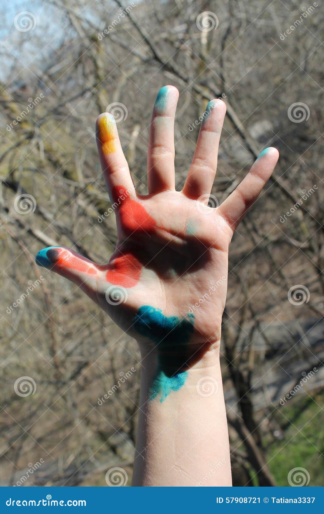 Hand i kulöra fläckar - begreppet av färg din värld