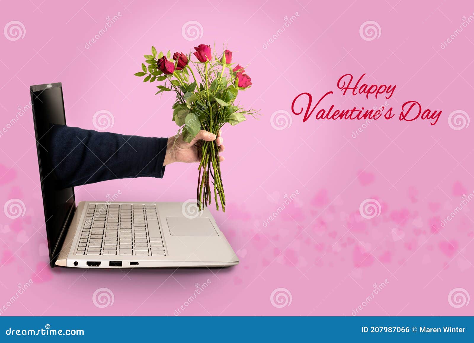 Bạn muốn tìm kiếm một hình ảnh đặc biệt để trang trí cho desktop hay đăng lên mạng xã hội trong ngày lễ tình nhân? Hãy tìm đến hình ảnh tay một người đàn ông cầm bó hoa hồng từ laptop. Đây là một hình ảnh cực kì lãng mạn và ý nghĩa, thể hiện tình yêu thật sự của cặp đôi. Hãy ngắm nhìn và cảm nhận sự ngọt ngào của tình yêu!