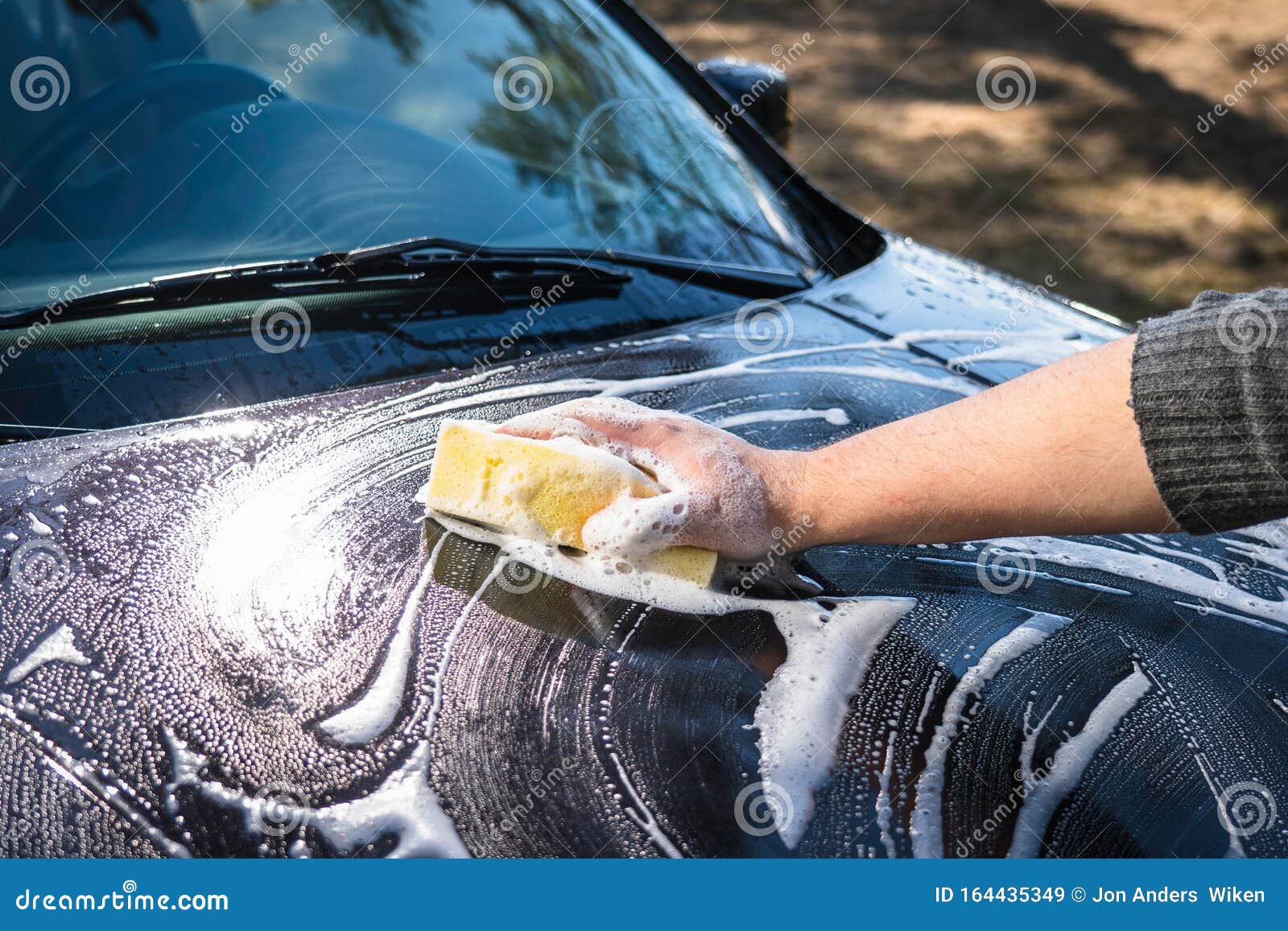 Hand Mit Gelbem Schwamm Und Seife Waschen Das Auto Stockbild