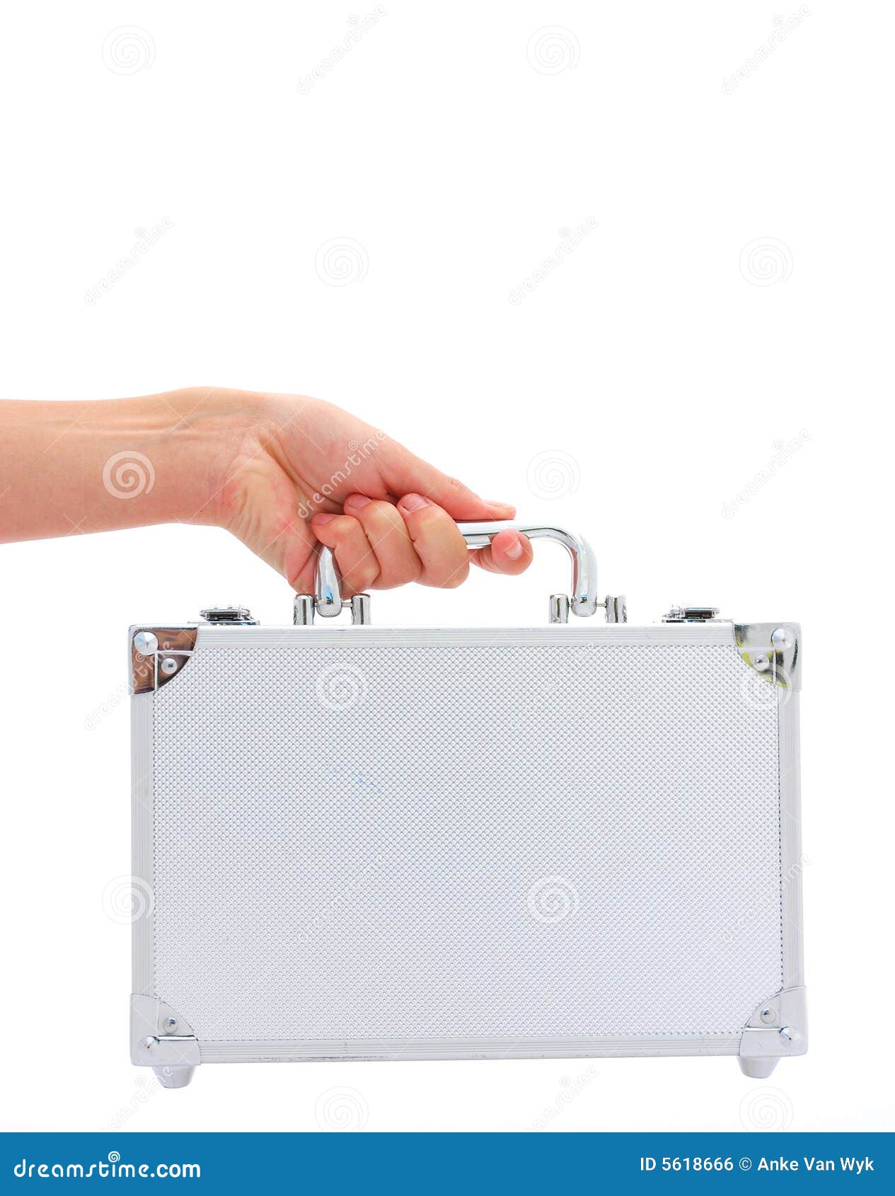 Hand mit Koffer. Eine junge weibliche kaukasische Hand, die einen silbernen sicheren verschlossenen Metallkoffer anhält. Bild getrennt auf weißem Hintergrund.