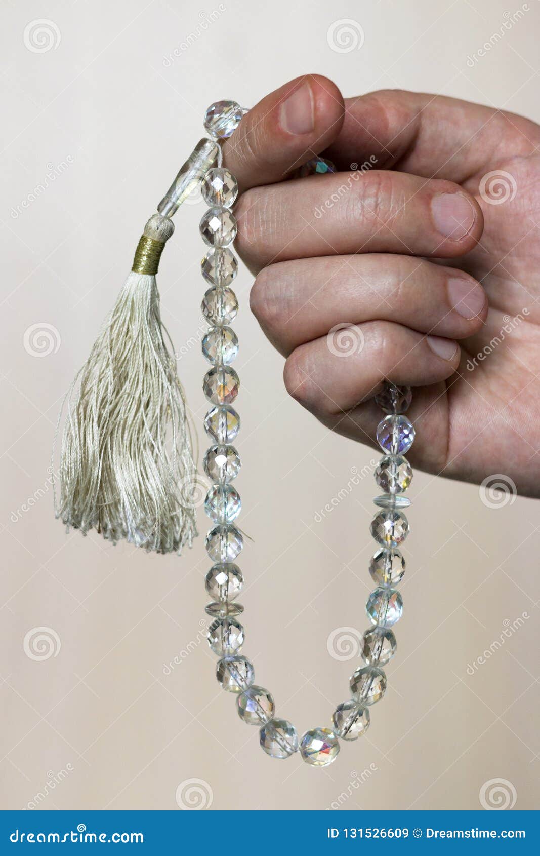 Hand Mit Moslemischem Tasbih Perlen Des Bergkristalls Hand Mit Moslemischem Tasbih Perlen Des Bergkristalls
