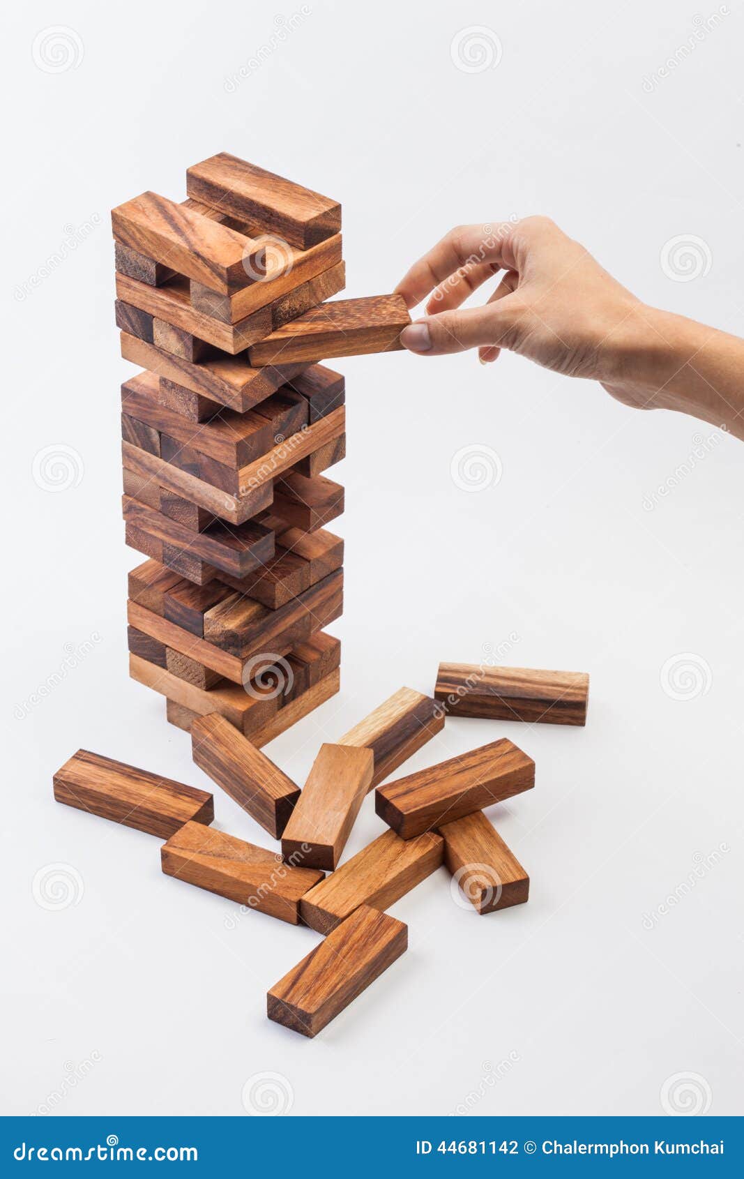 Petite fille enfant et mère jouant Jenga jeu de blocs en bois.S'amuser et  apprendre la créativité Photo Stock - Alamy