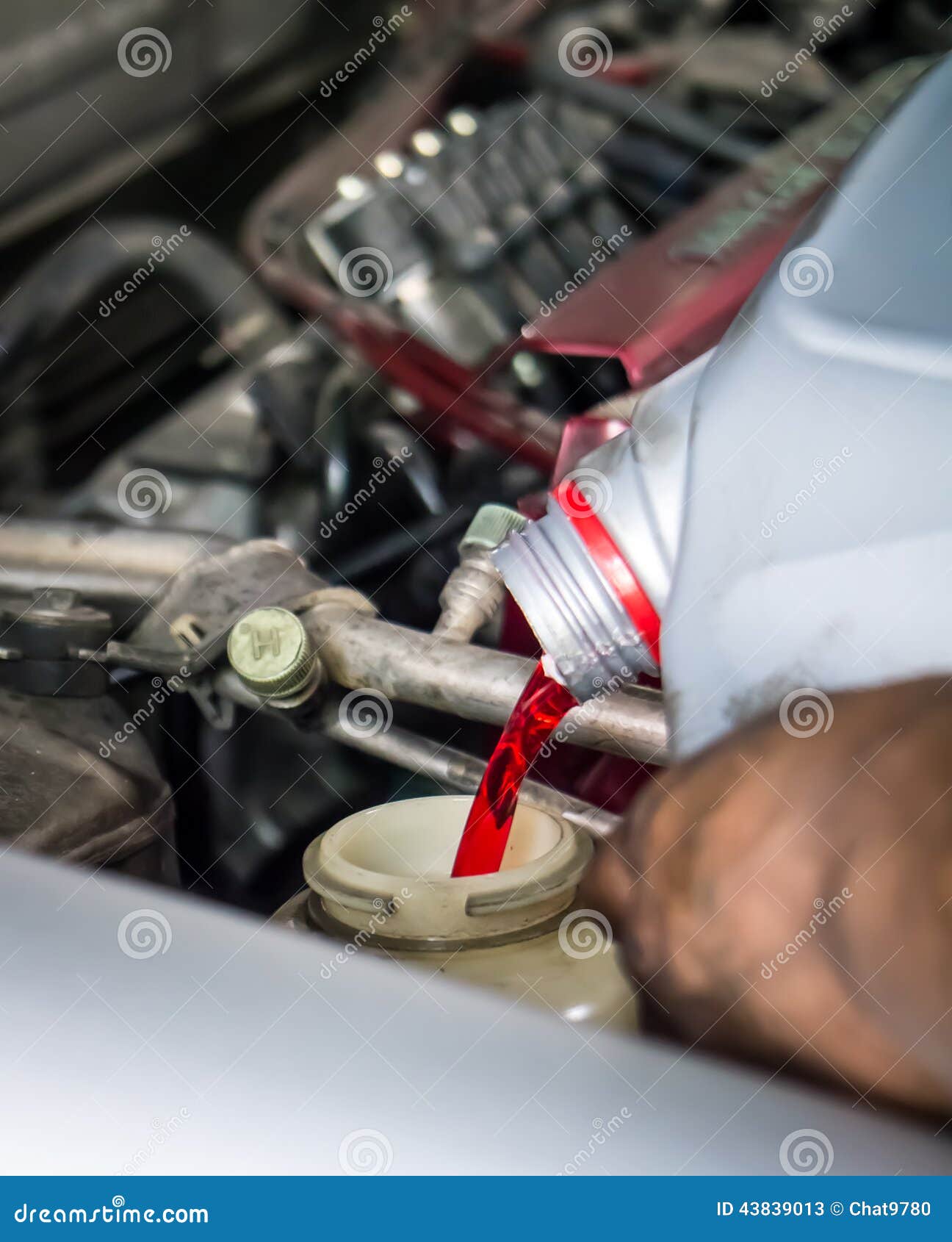 hand pouring transmission fluid