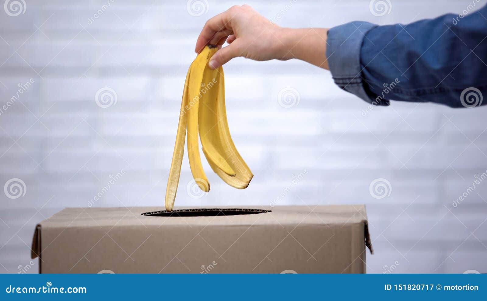 Человек кожура. Банановая кожура в мусорном ведре. Кожура банана в руке. Банановая кожура в руке. Не ВЫБРАСЫВАЙТЕ кожуру от банана.