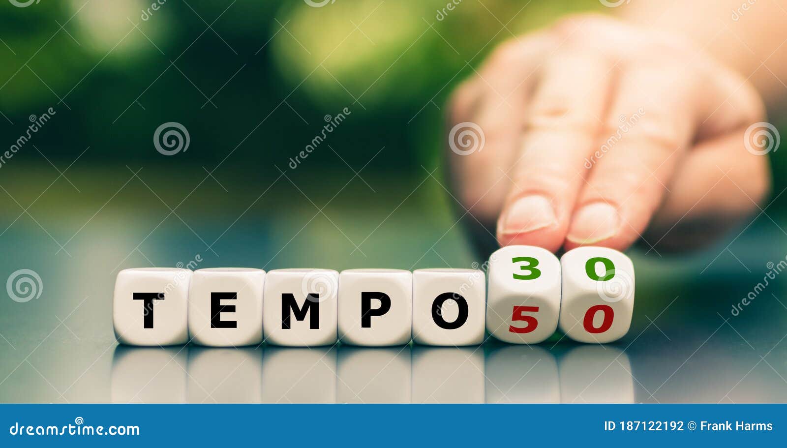 hand turns dice and changes the expression `tempo 50` `speed limit 50` to `tempo 30` `speed limit 30`.