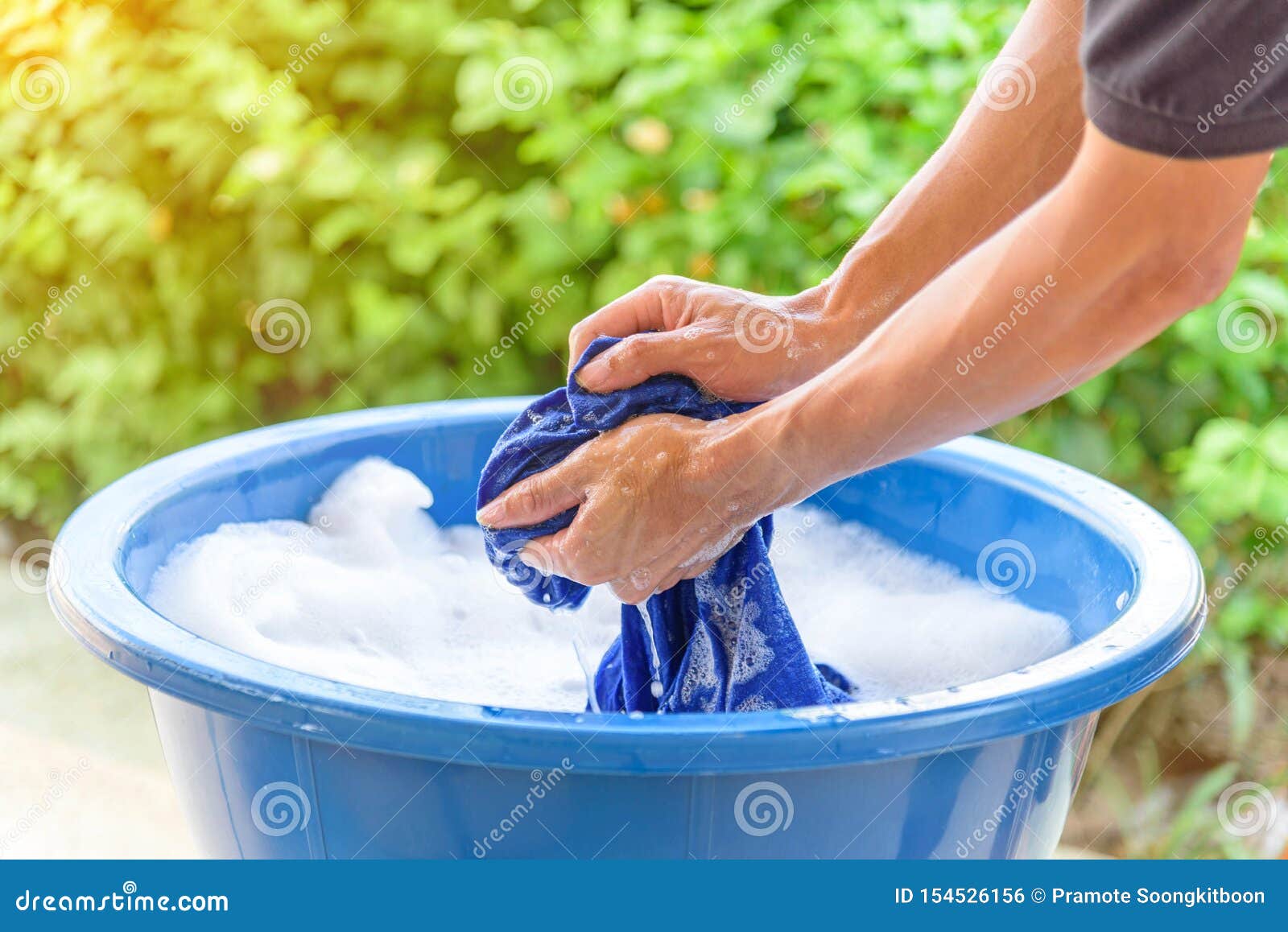 https://thumbs.dreamstime.com/z/hand-washing-clothes-blue-basin-hand-washing-clothes-blue-basin-sunlight-154526156.jpg